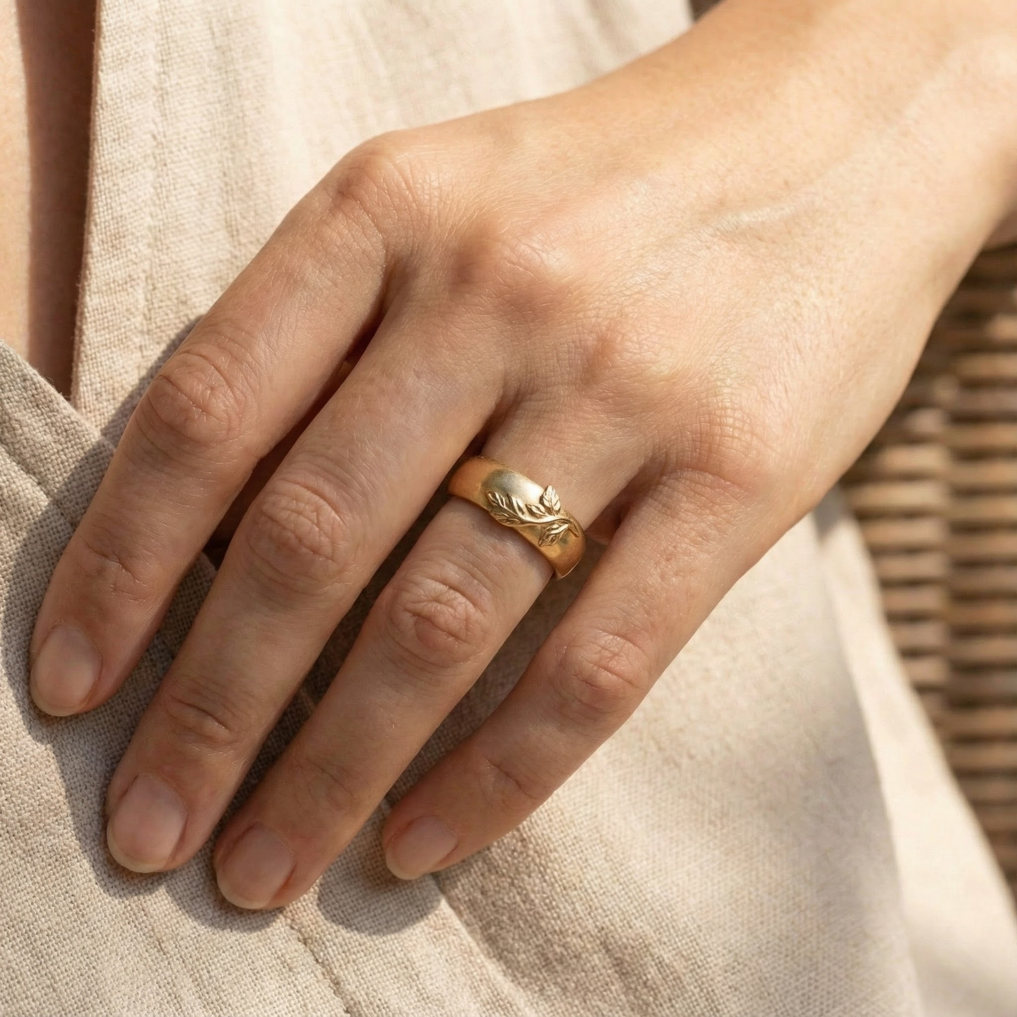 Chic Leaf Ring - Delicate Design, Minimalist Style, Engagement Band