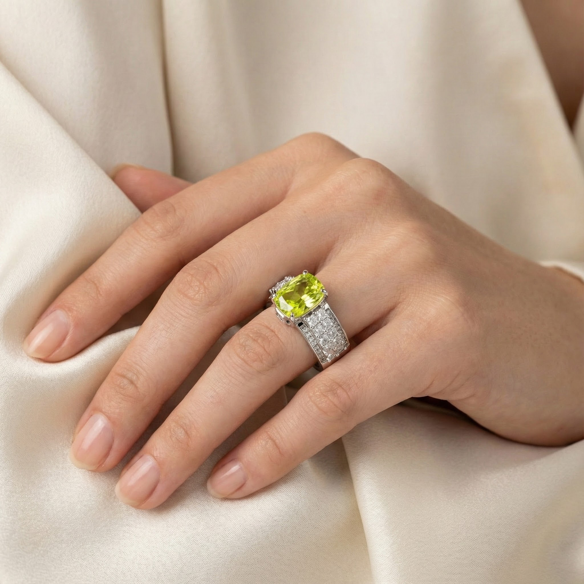 Exquisite Green Zircon Luxury Ring for Engagement
