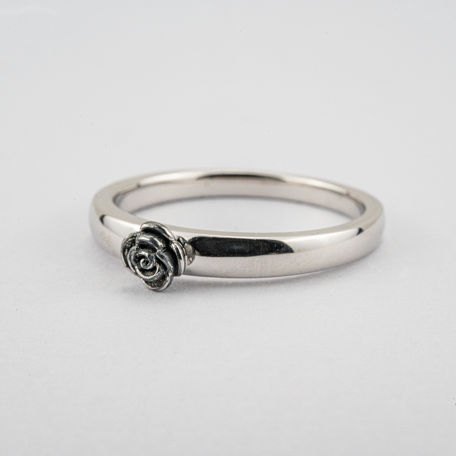 Botanical Elegance - Statement White Gold Black Rose Ring Floarl Ring