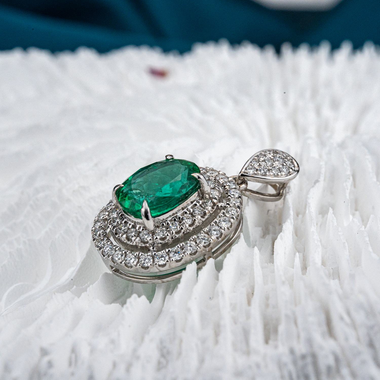 Exquisite emerald earrings, pendant and ring set for the ultimate luxury statement
