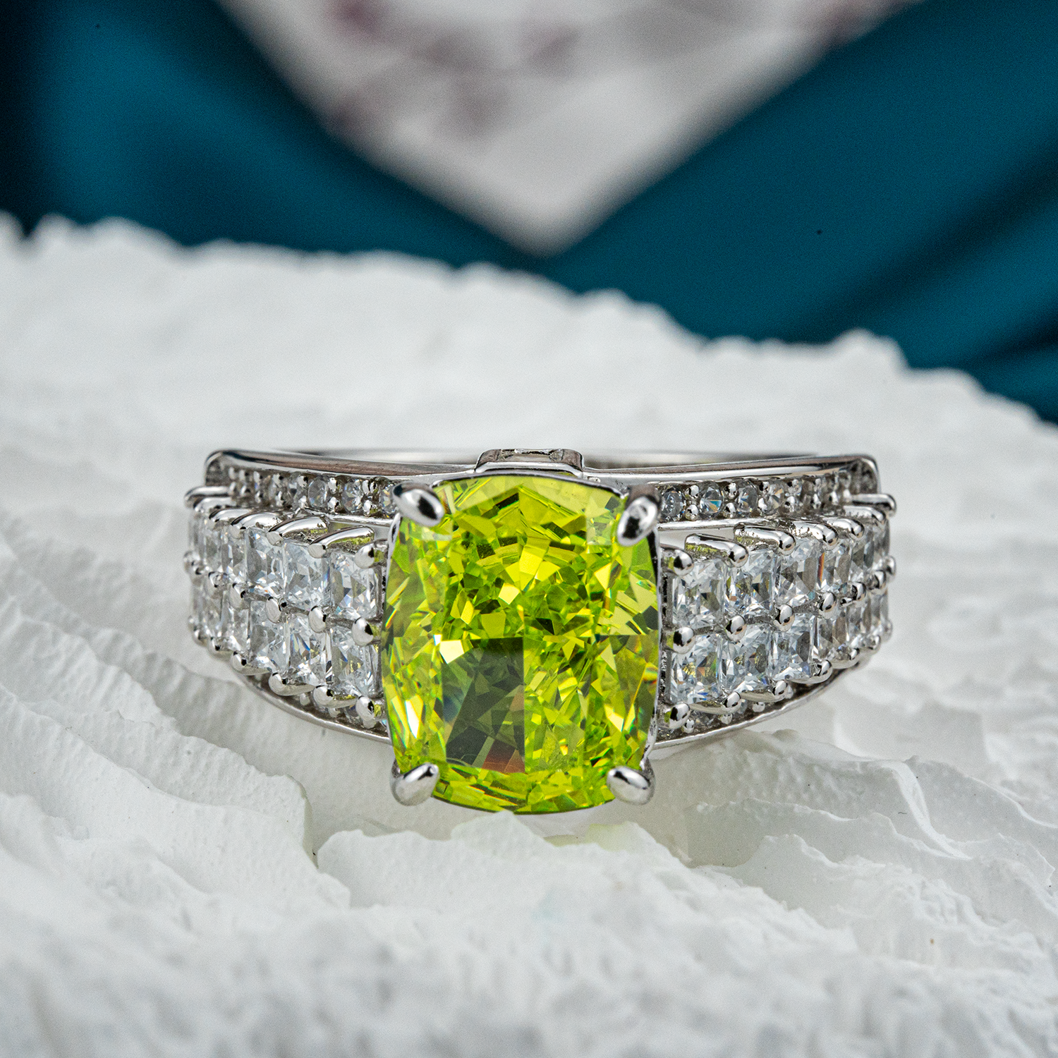 Exquisite Green Zircon Luxury Ring for Engagement