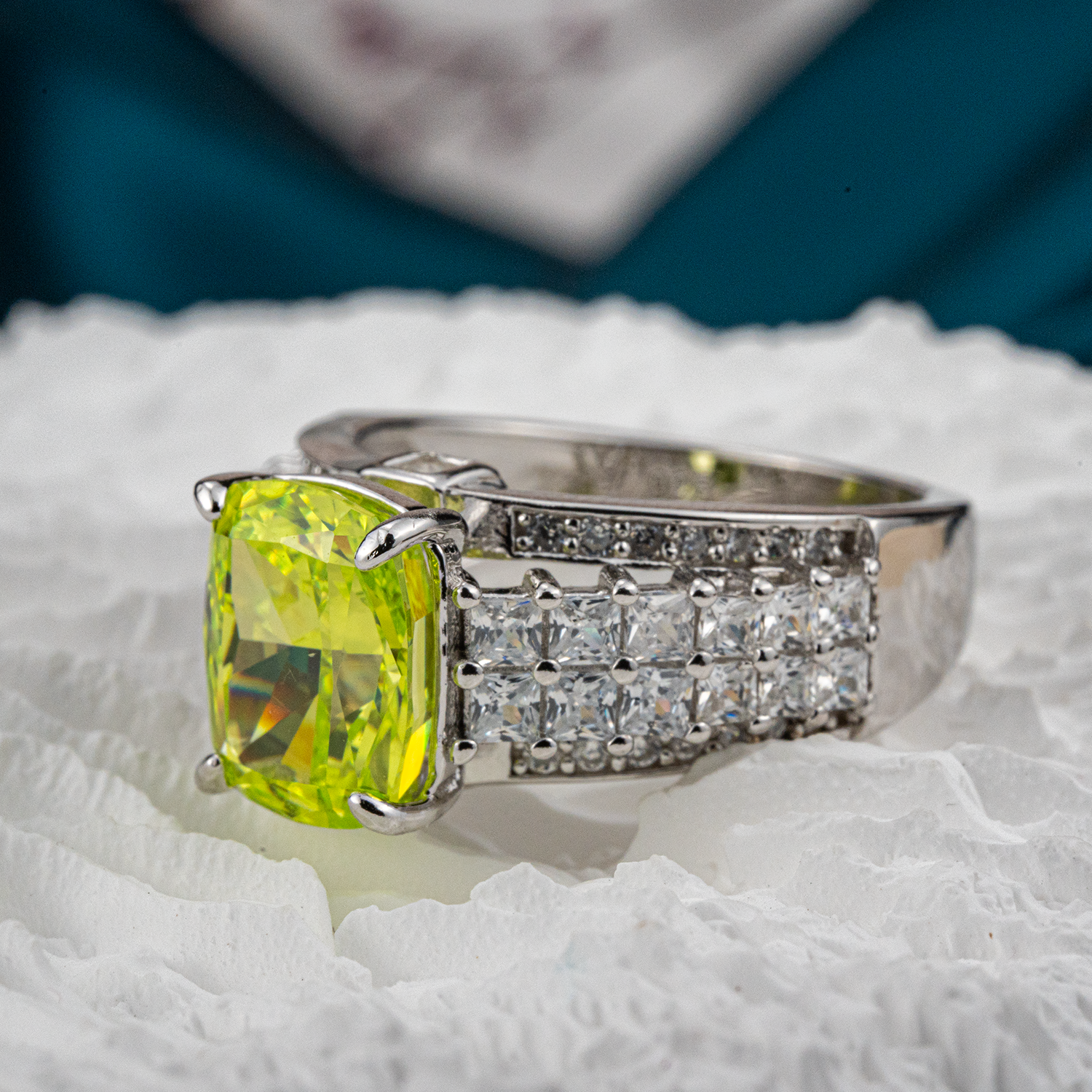 Exquisite Green Zircon Luxury Ring for Engagement