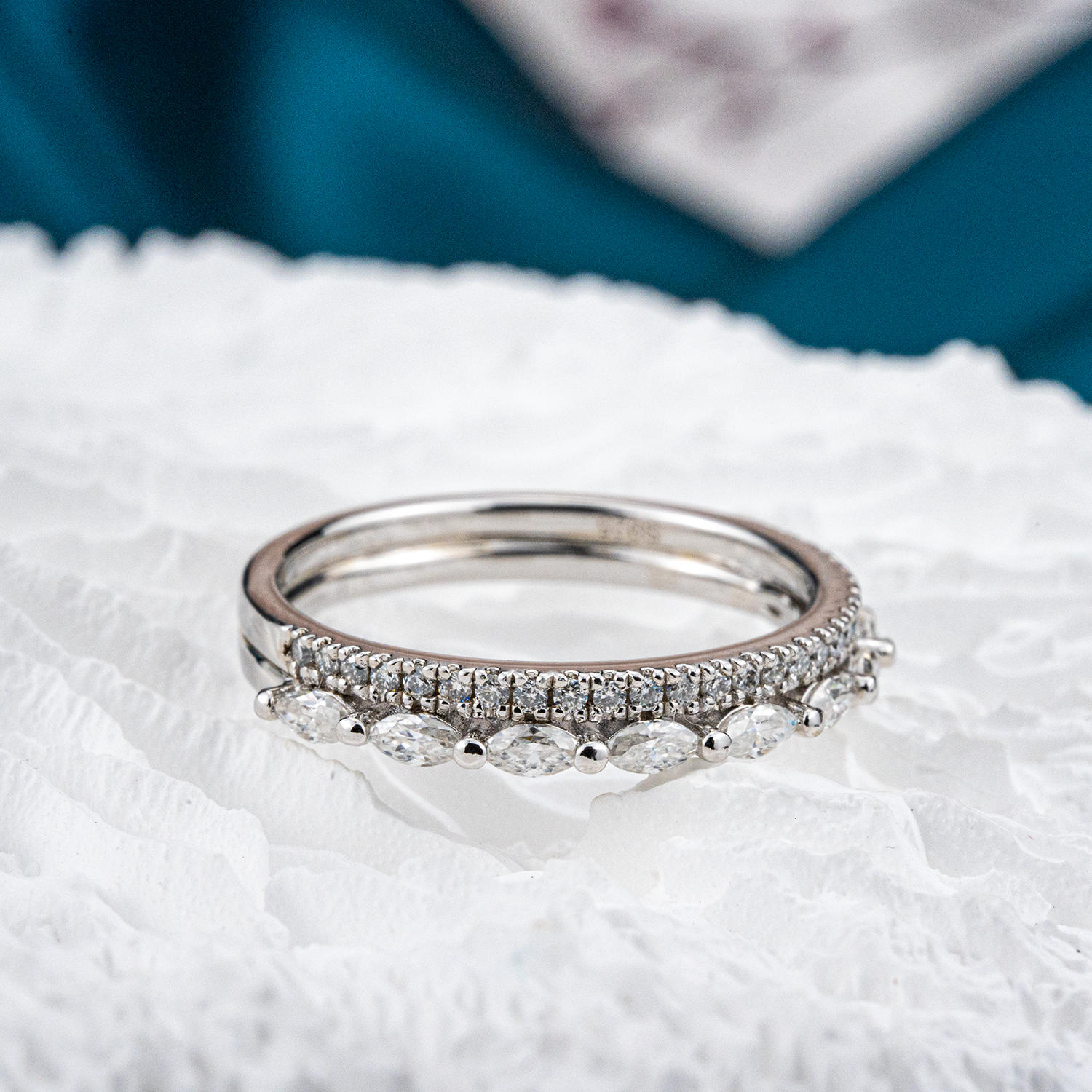 Minimalist Marquise Cut Moissanite White Gold Ring - Elegant Band Design for Engagement