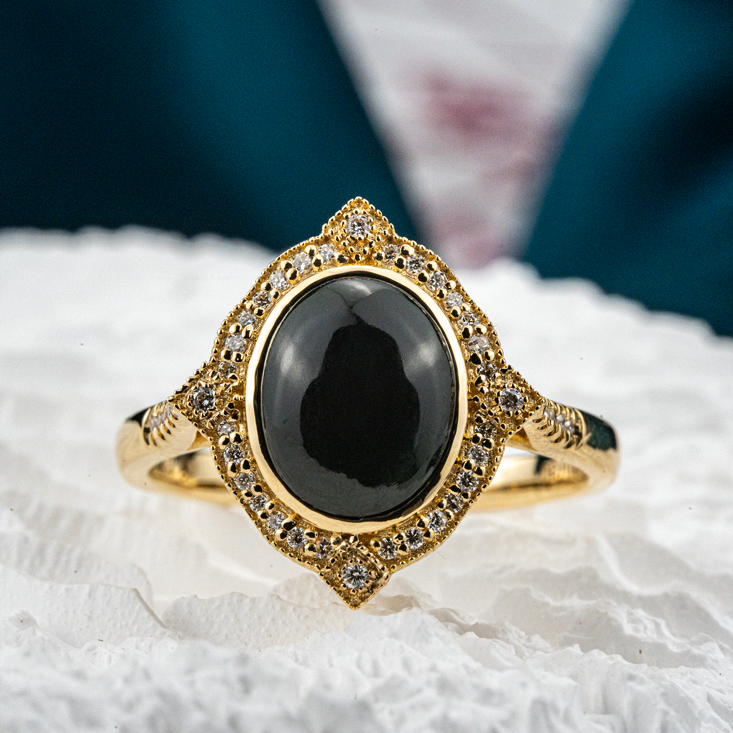 Unique Oval Black Onyx Ring: Stand out with this sophisticated vintage ring adorned with a striking black onyx gemstone.