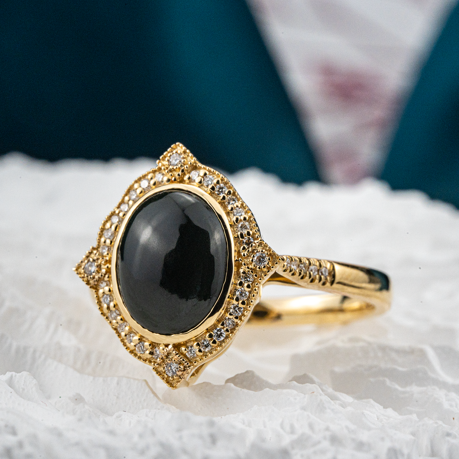Unique Oval Black Onyx Ring: Stand out with this sophisticated vintage ring adorned with a striking black onyx gemstone.