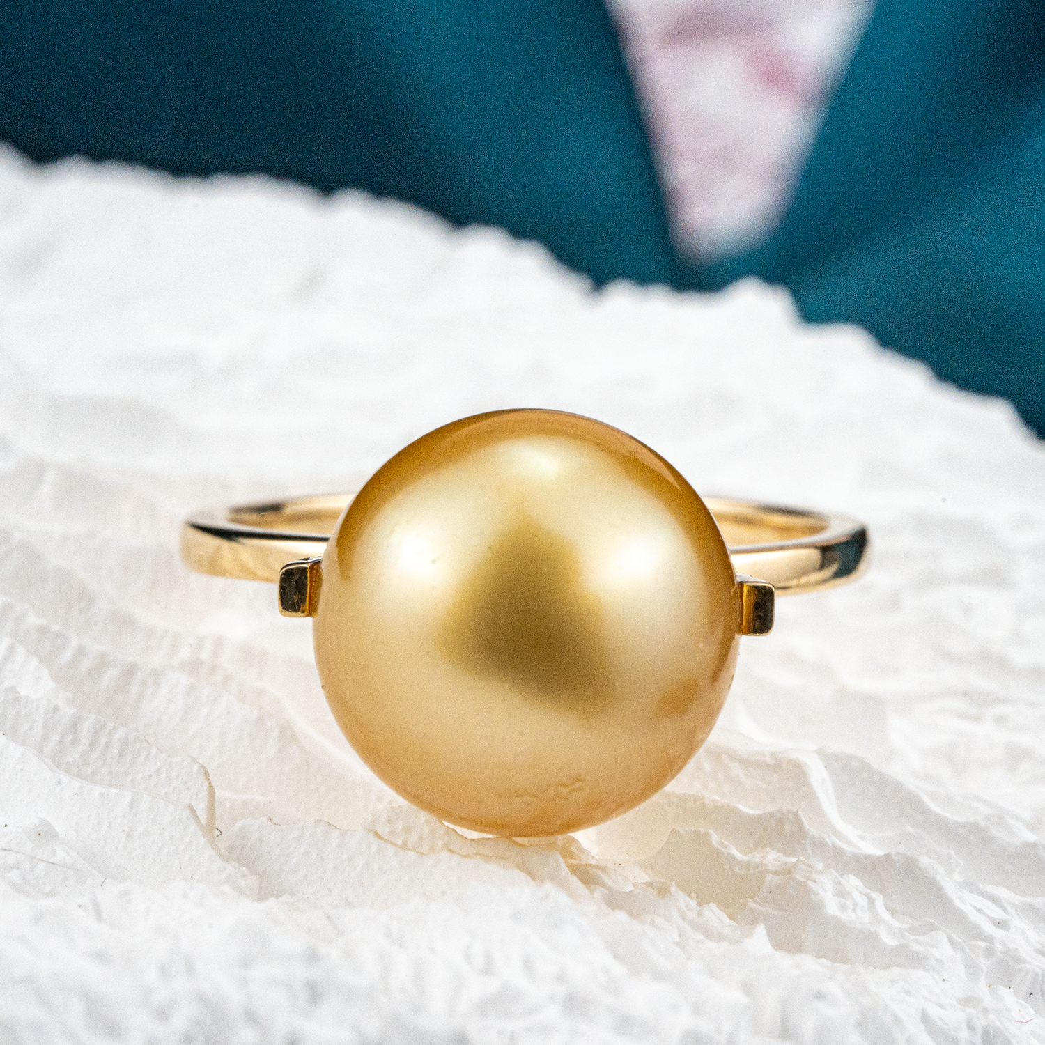 Simple and elegant oval pearl ring.