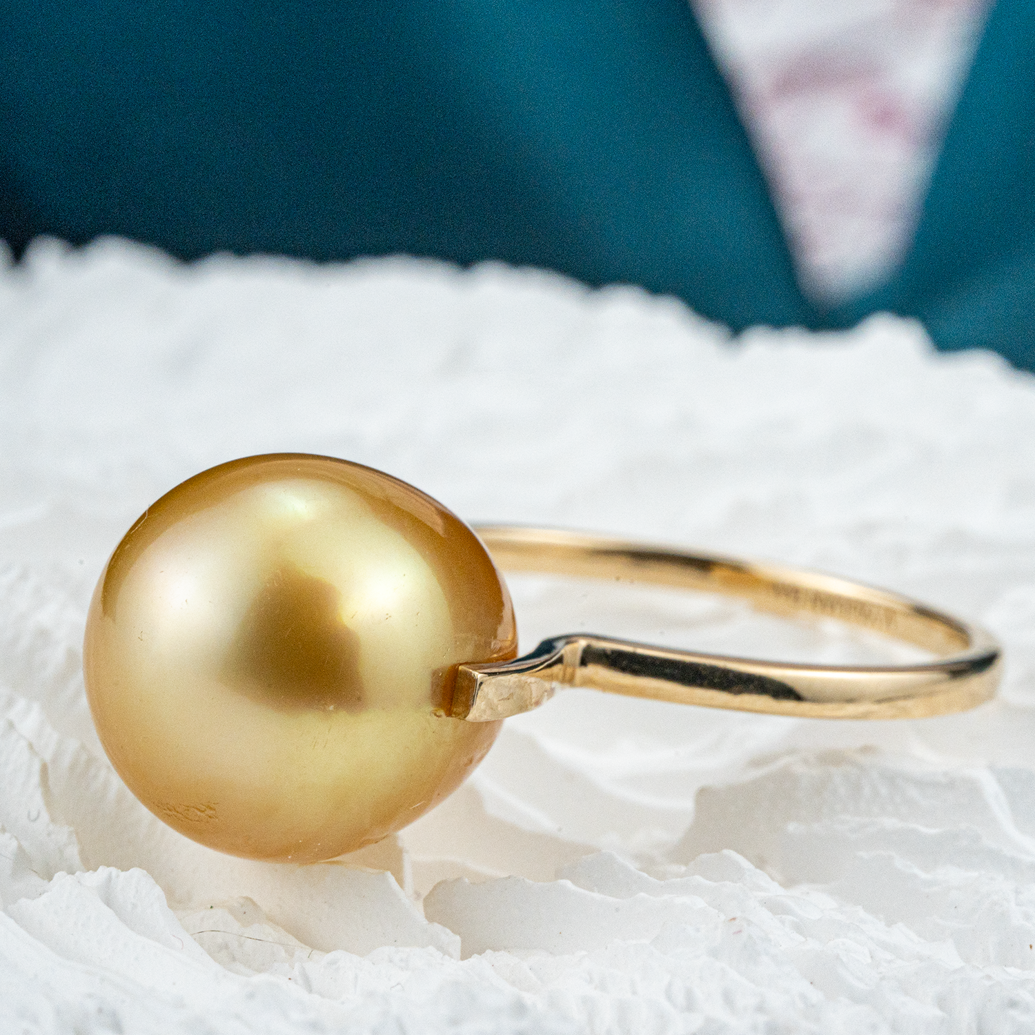 Simple and elegant oval pearl ring.
