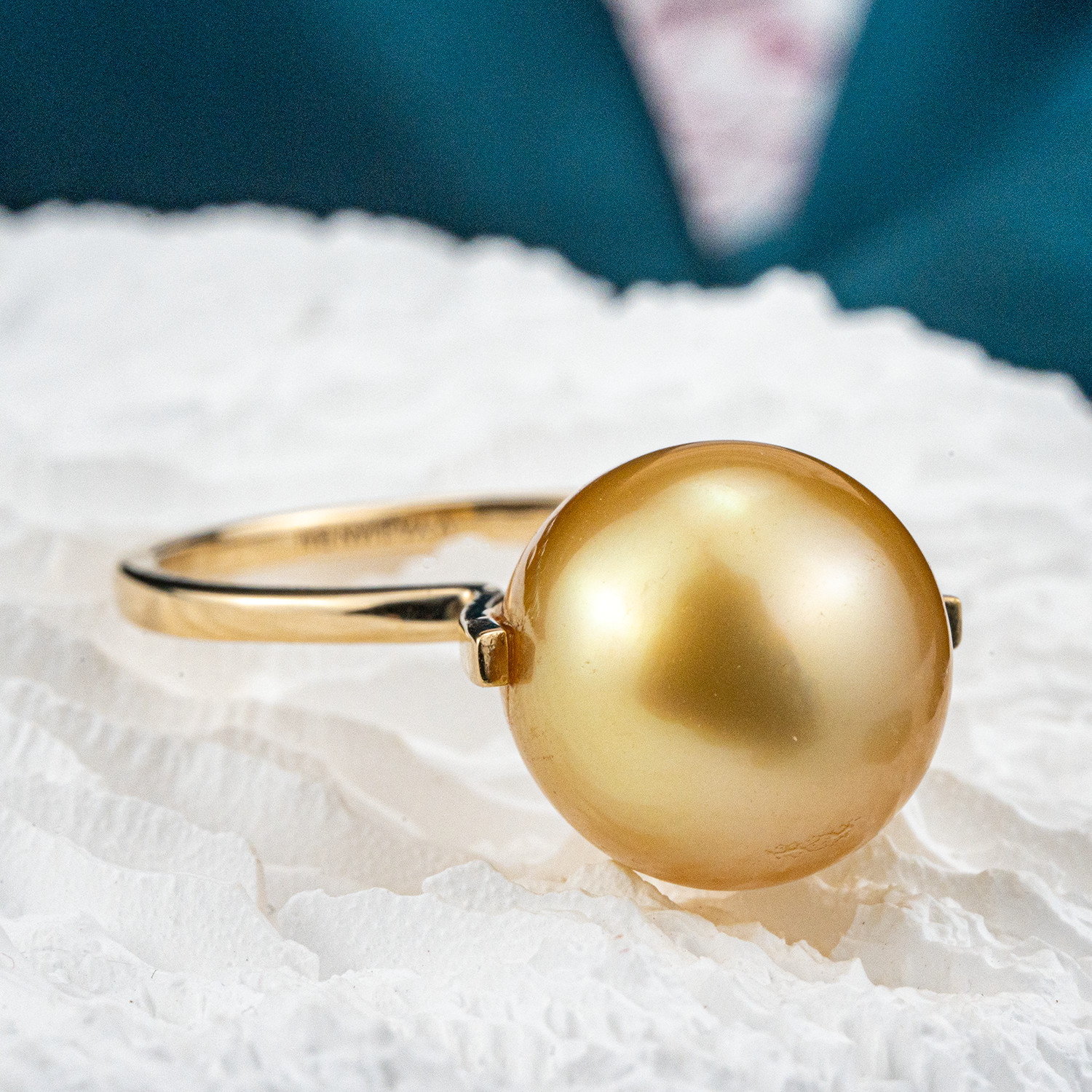Simple and elegant oval pearl ring.