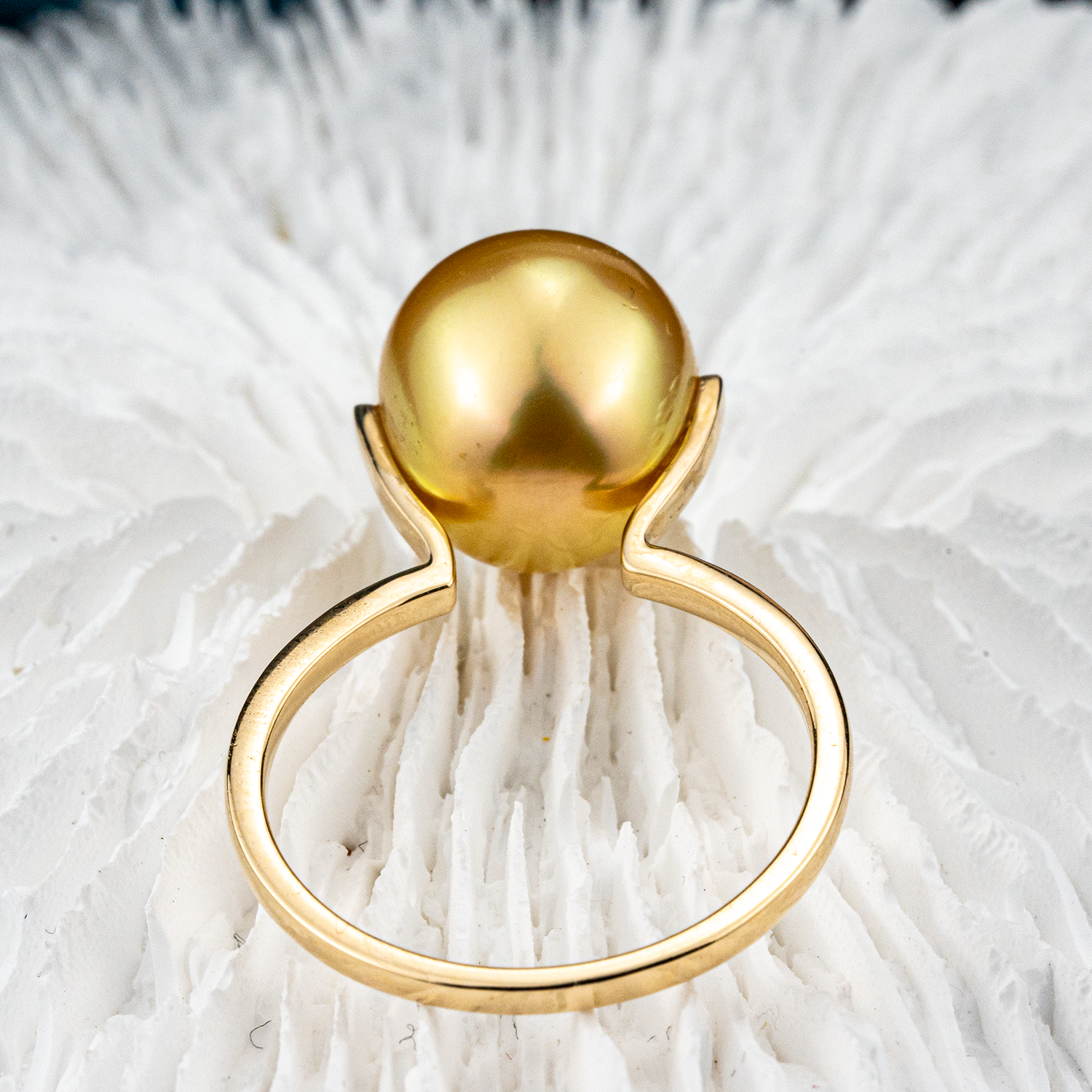 Simple and elegant oval pearl ring.