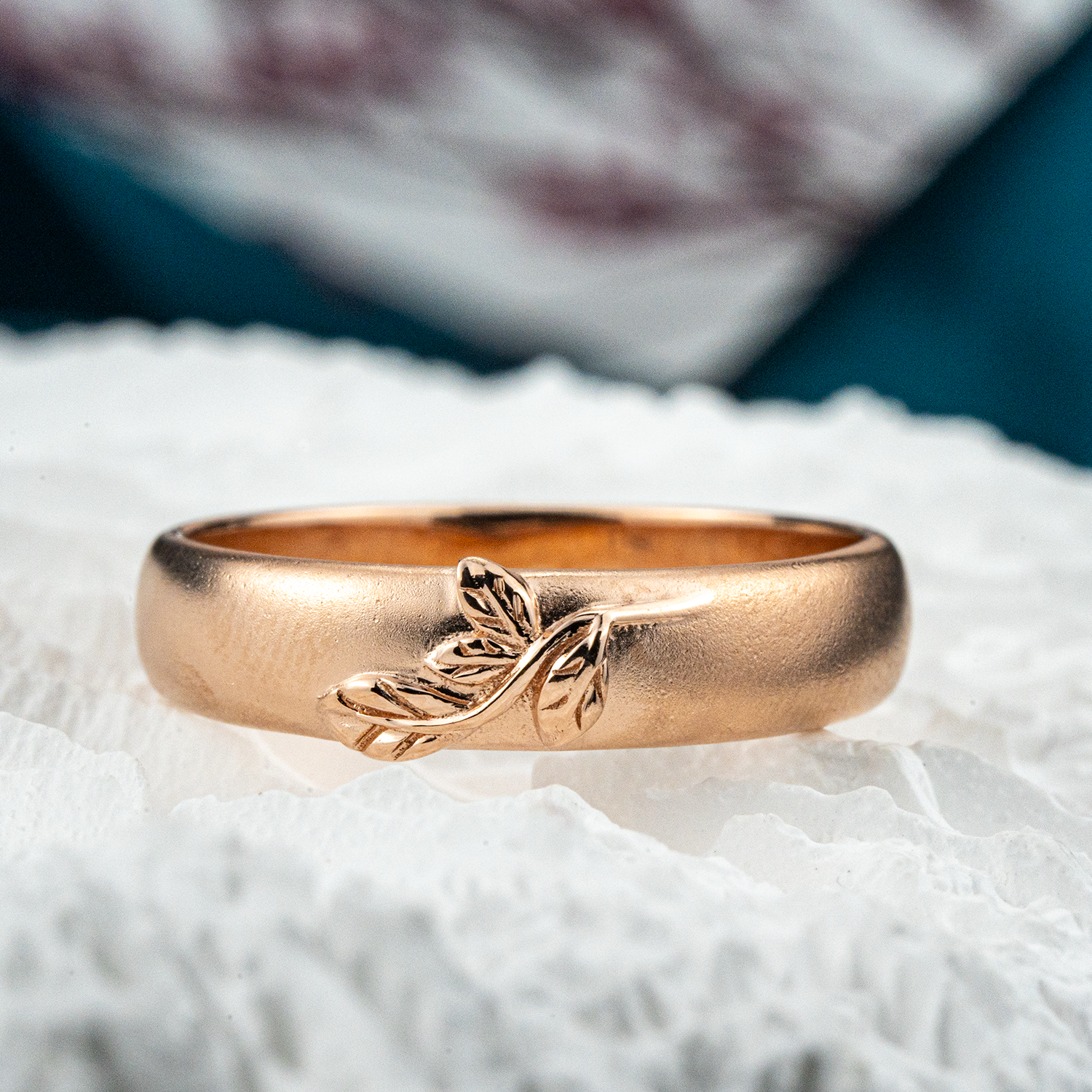 Chic Leaf Ring - Delicate Design, Minimalist Style, Engagement Band