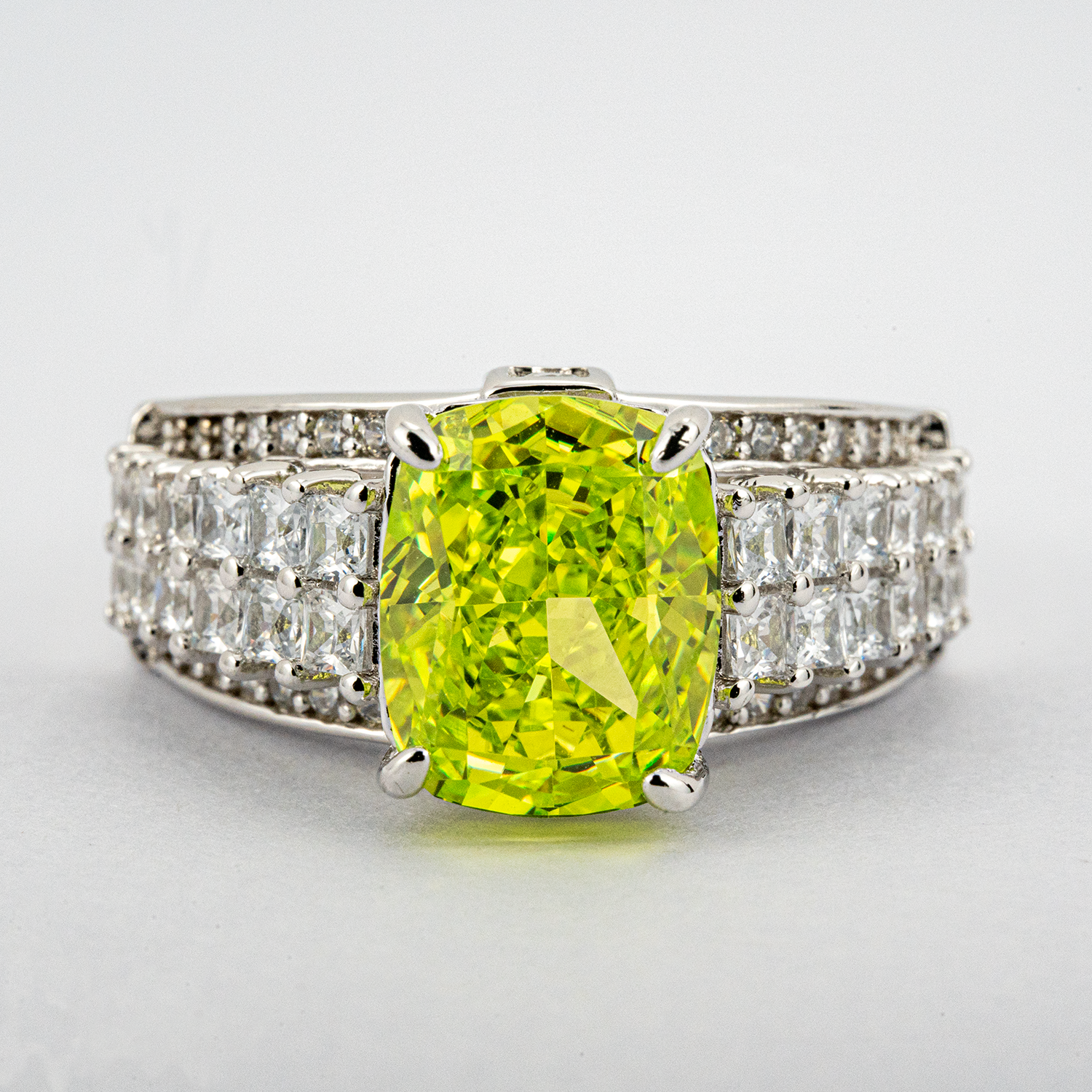 Exquisite Green Zircon Luxury Ring for Engagement