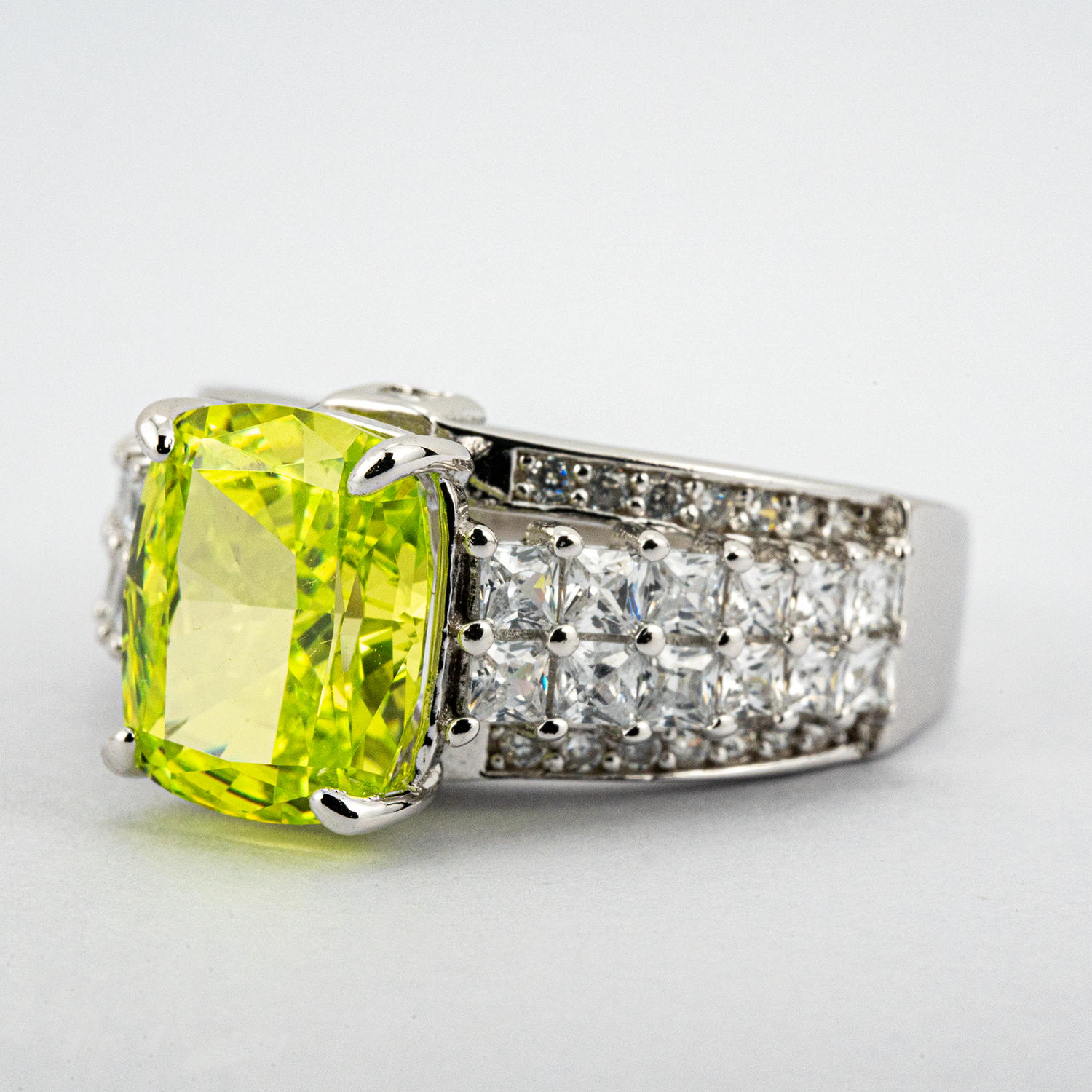 Exquisite Green Zircon Luxury Ring for Engagement