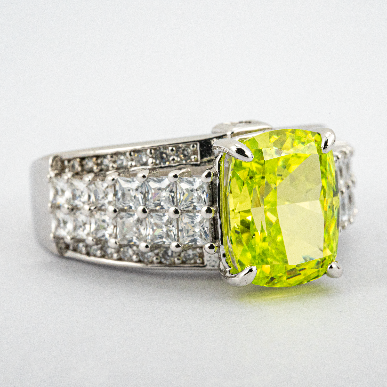 Exquisite Green Zircon Luxury Ring for Engagement