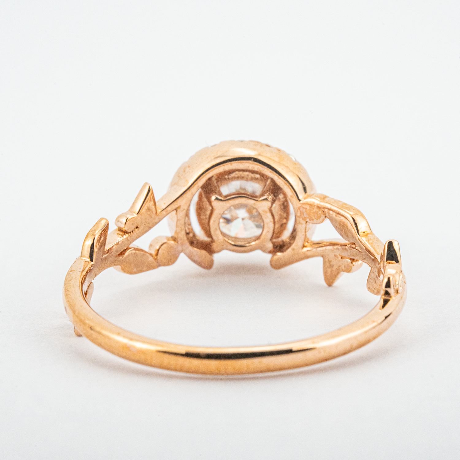 Elegant Rose Gold Leaf Ring featuring Round Moissanite Gemstone - Perfect for adding a touch of sophistication