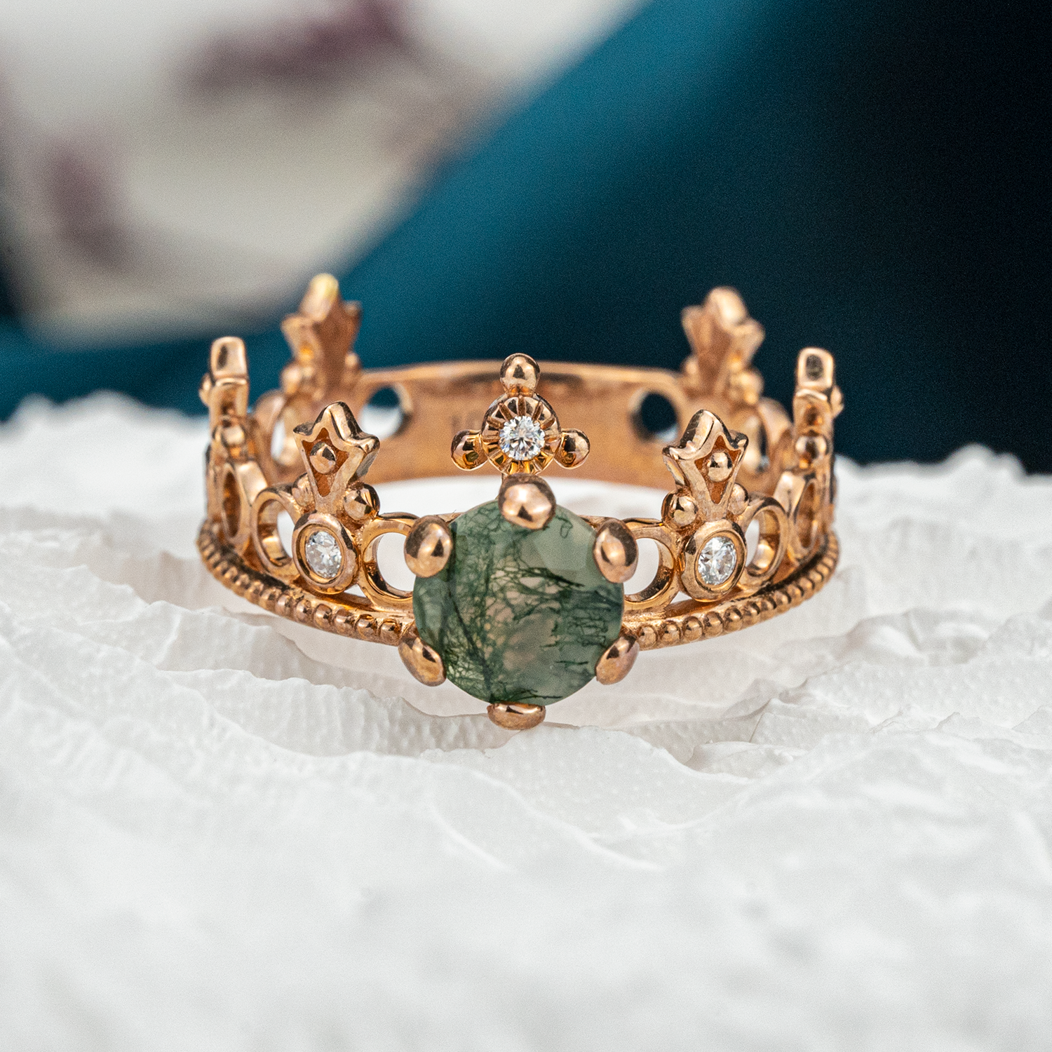 Crown ring featuring stunning round moss agate gemstone in a timeless vintage design.