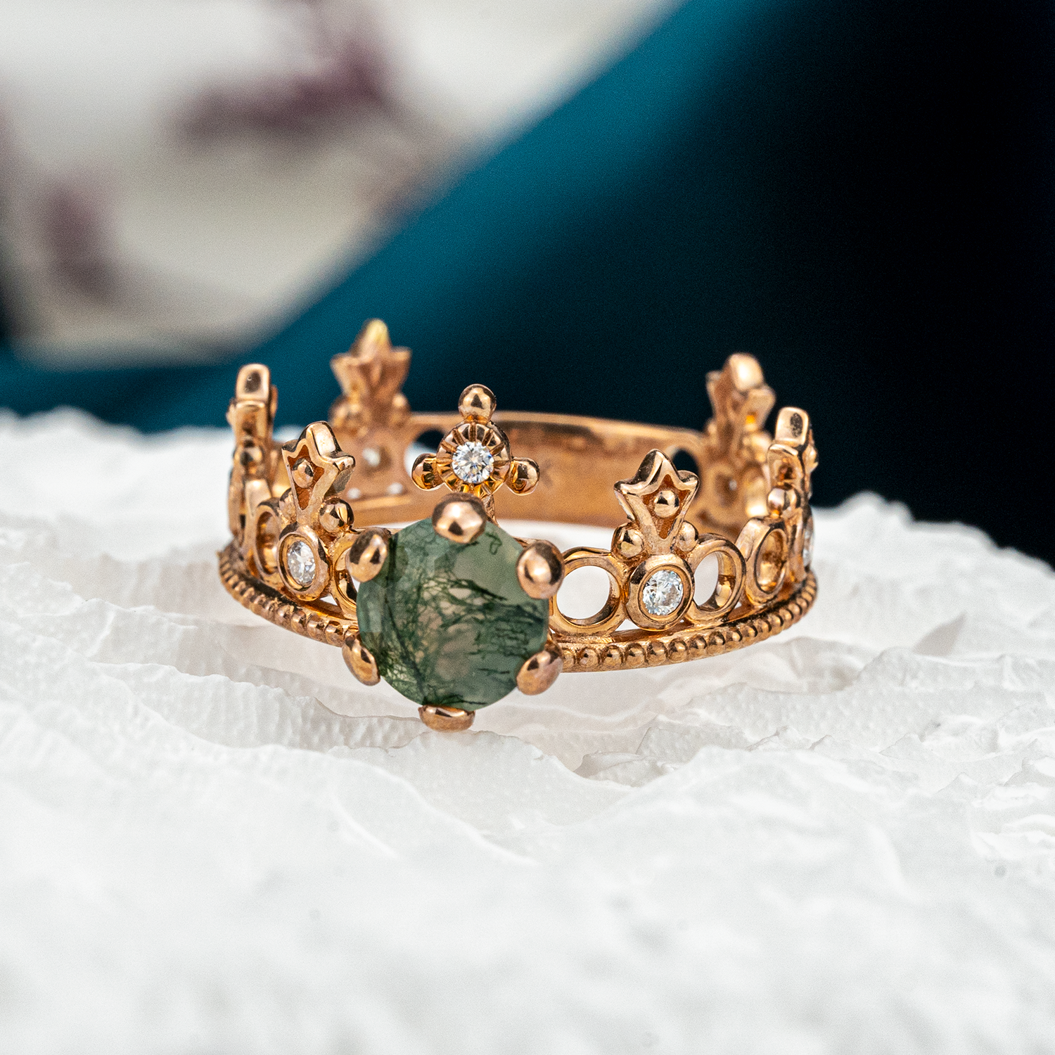 Crown ring featuring stunning round moss agate gemstone in a timeless vintage design.