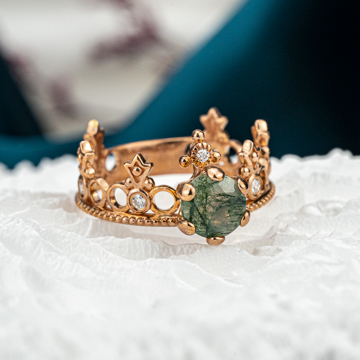 Crown ring featuring stunning round moss agate gemstone in a timeless vintage design.