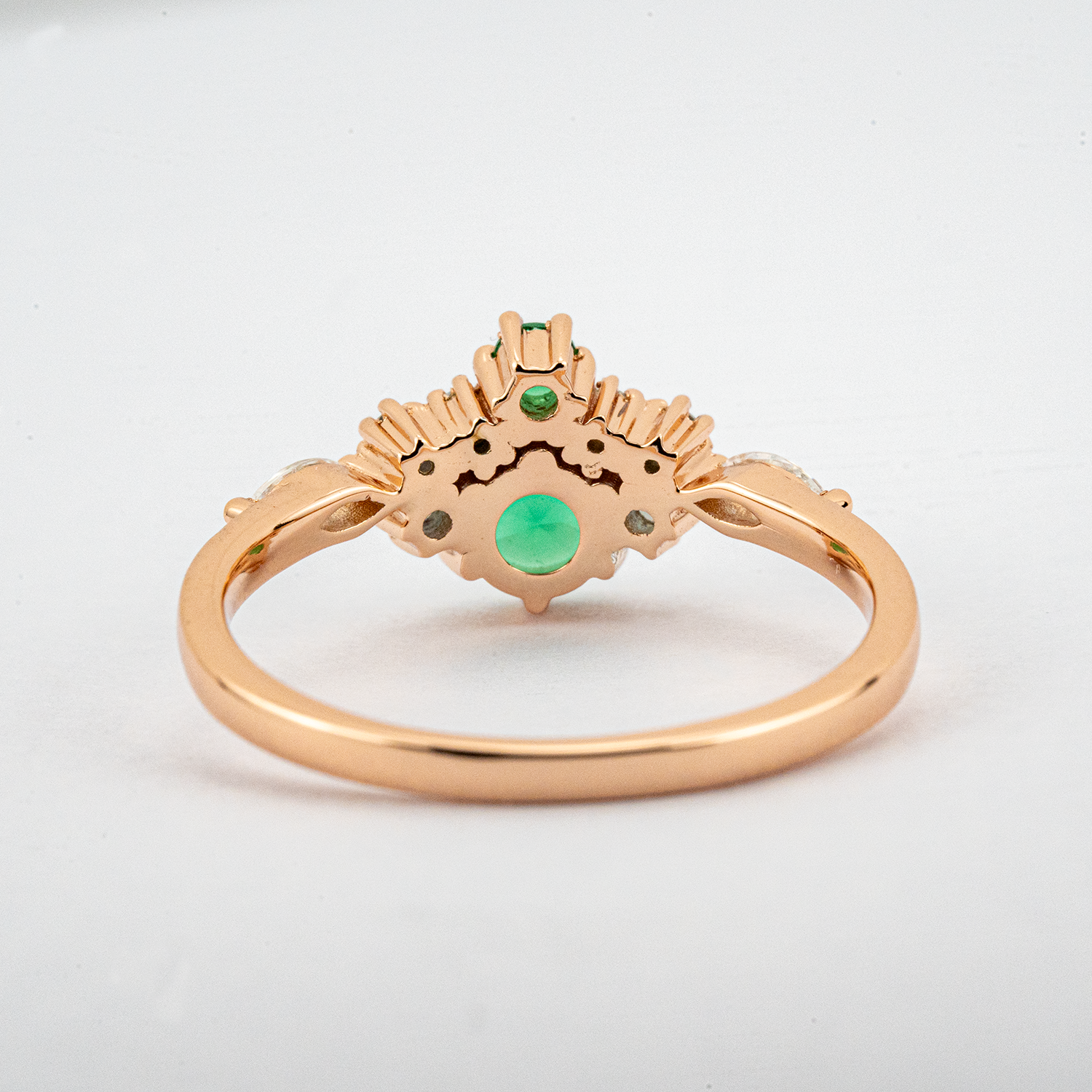 Stunning round emerald ring, perfect choice for engagements, timeless vintage design.