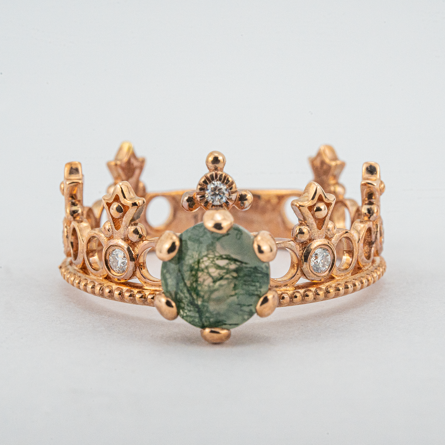 Crown ring featuring stunning round moss agate gemstone in a timeless vintage design.