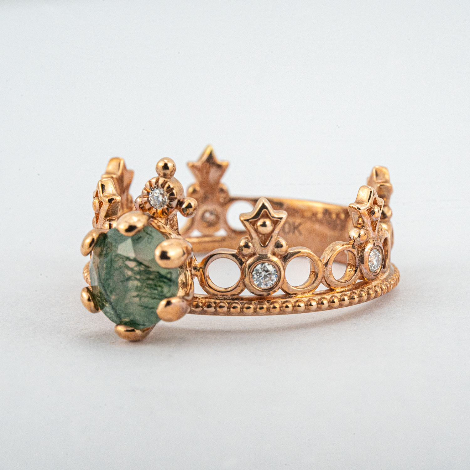Crown ring featuring stunning round moss agate gemstone in a timeless vintage design.