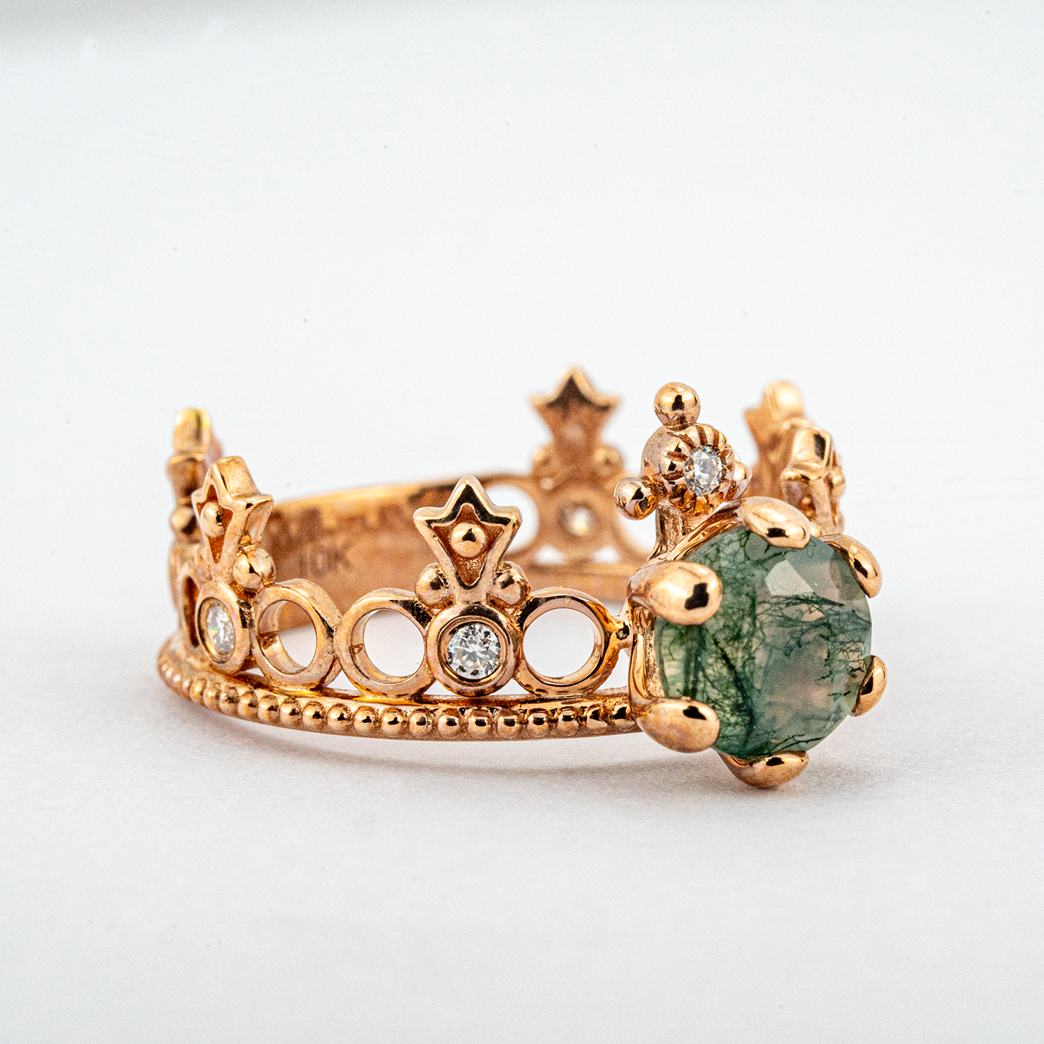 Crown ring featuring stunning round moss agate gemstone in a timeless vintage design.