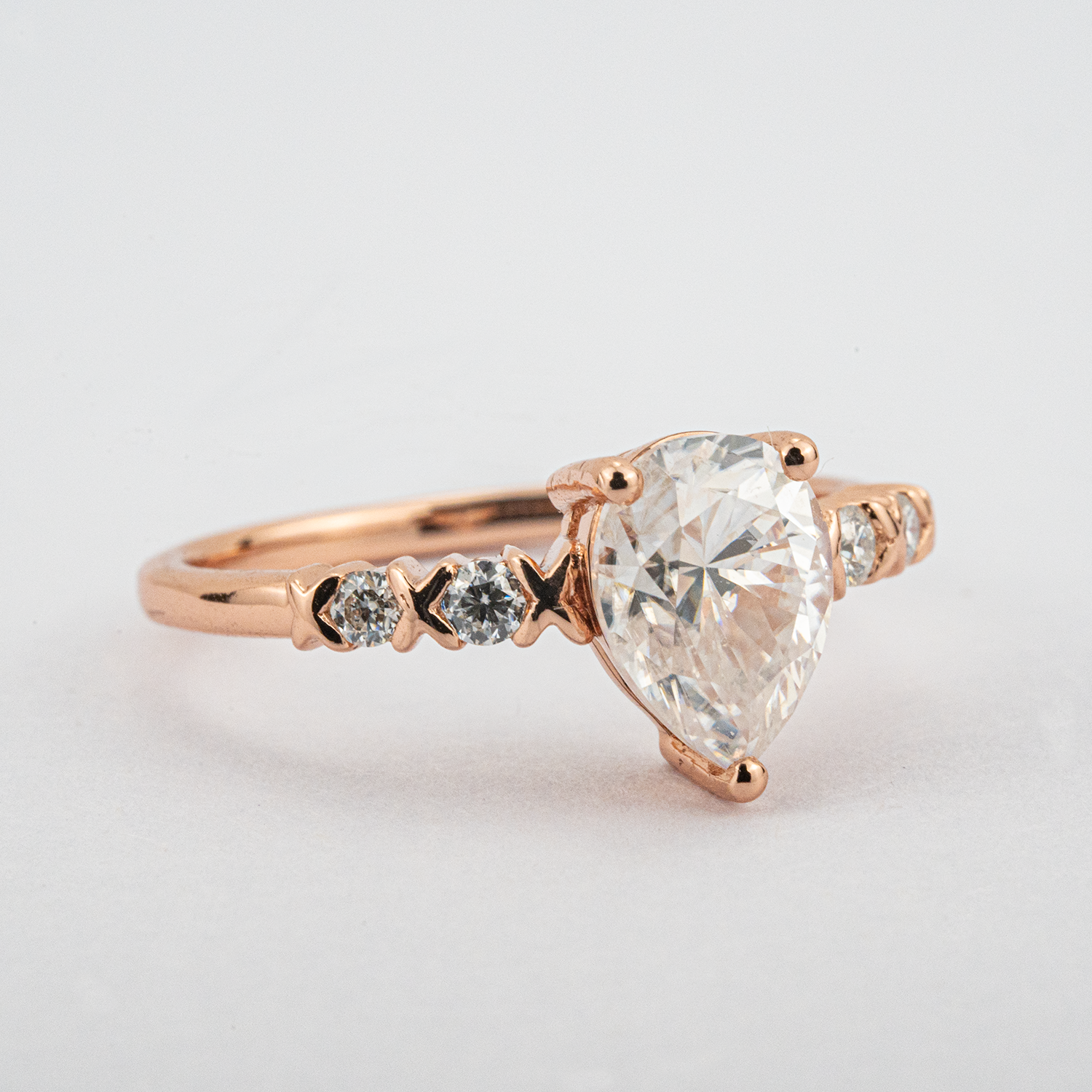 Exquisite Tear-Shaped Moissanite Ring for Luxurious Engagement