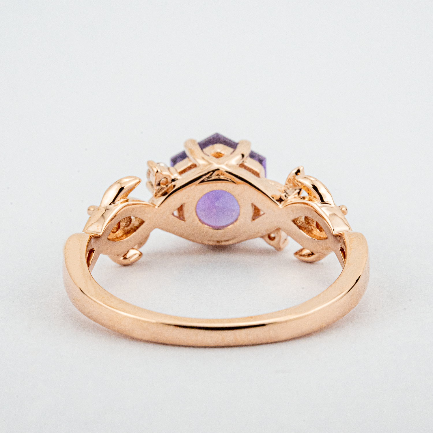 Engagement ring with exquisite leaf design, crafted to perfection for a touch of elegance and sophistication.