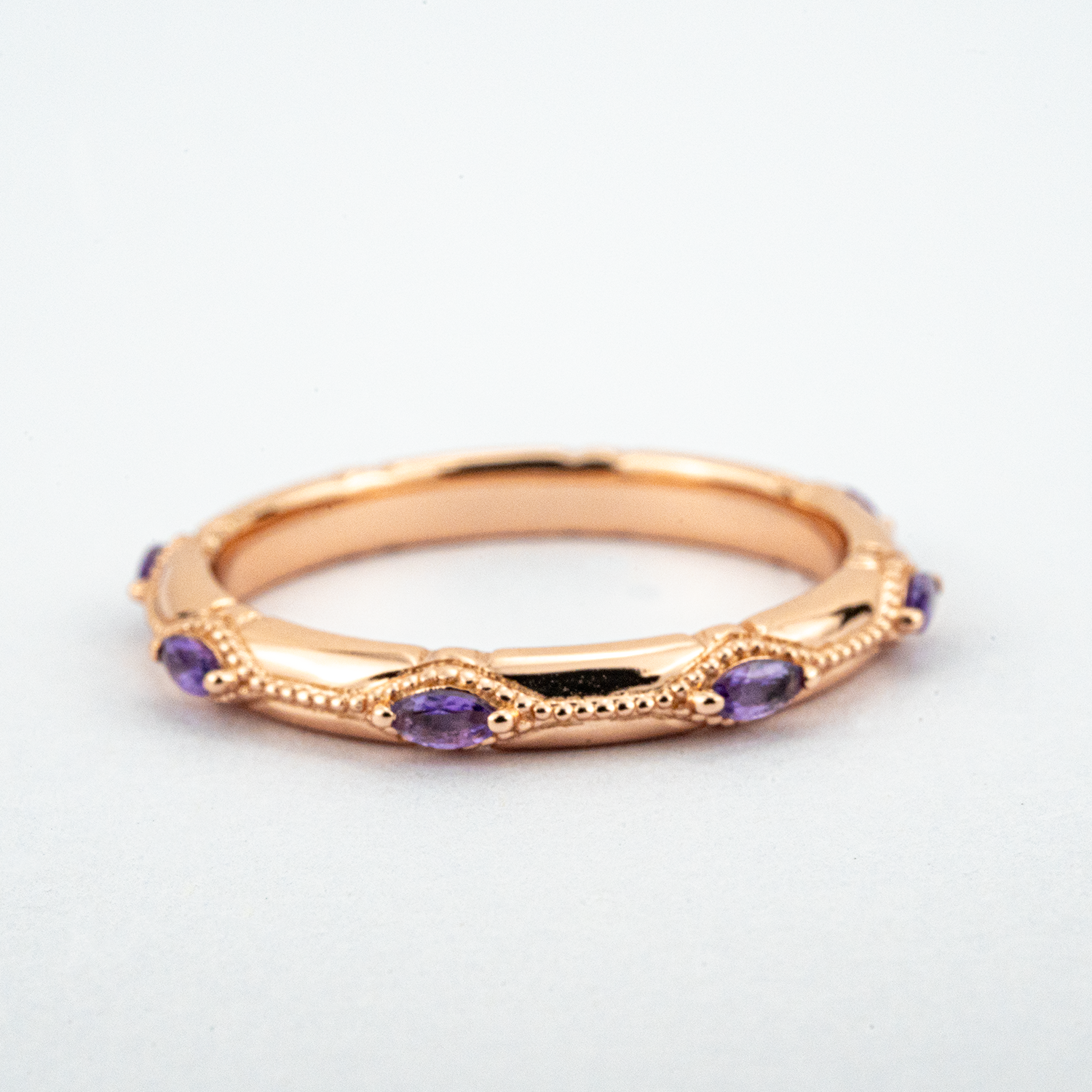 Luxurious couple ring with minimalist design and stunning amethyst gemstone