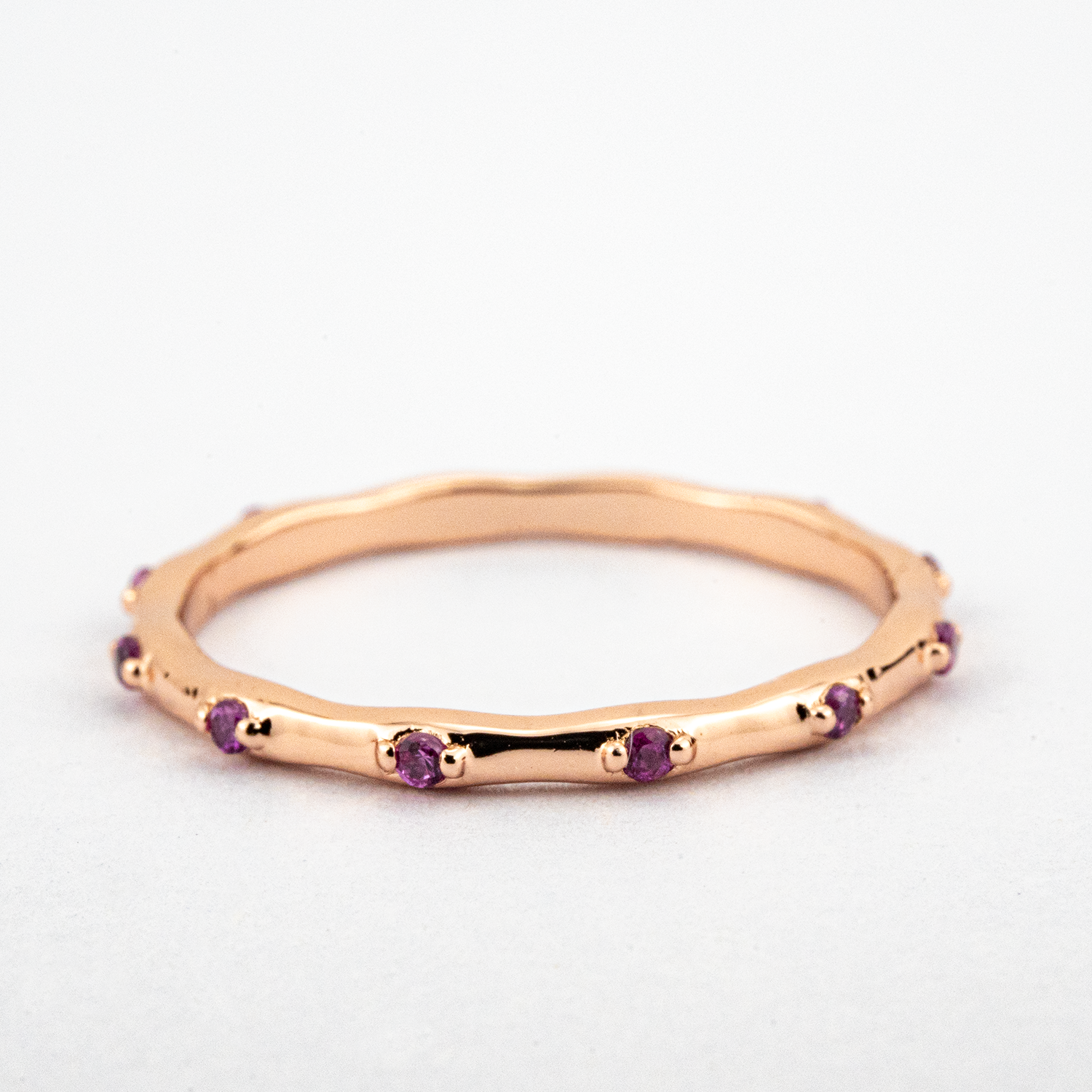 Luxurious couple ring with minimalist design and stunning amethyst gemstone