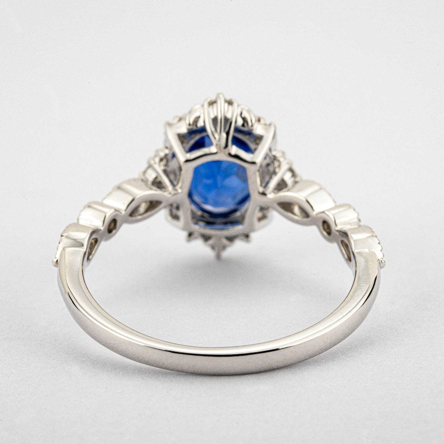 Luxurious Oval Sapphire Ring with Vintage Design - Perfect Anniversary Gift with Moissanite