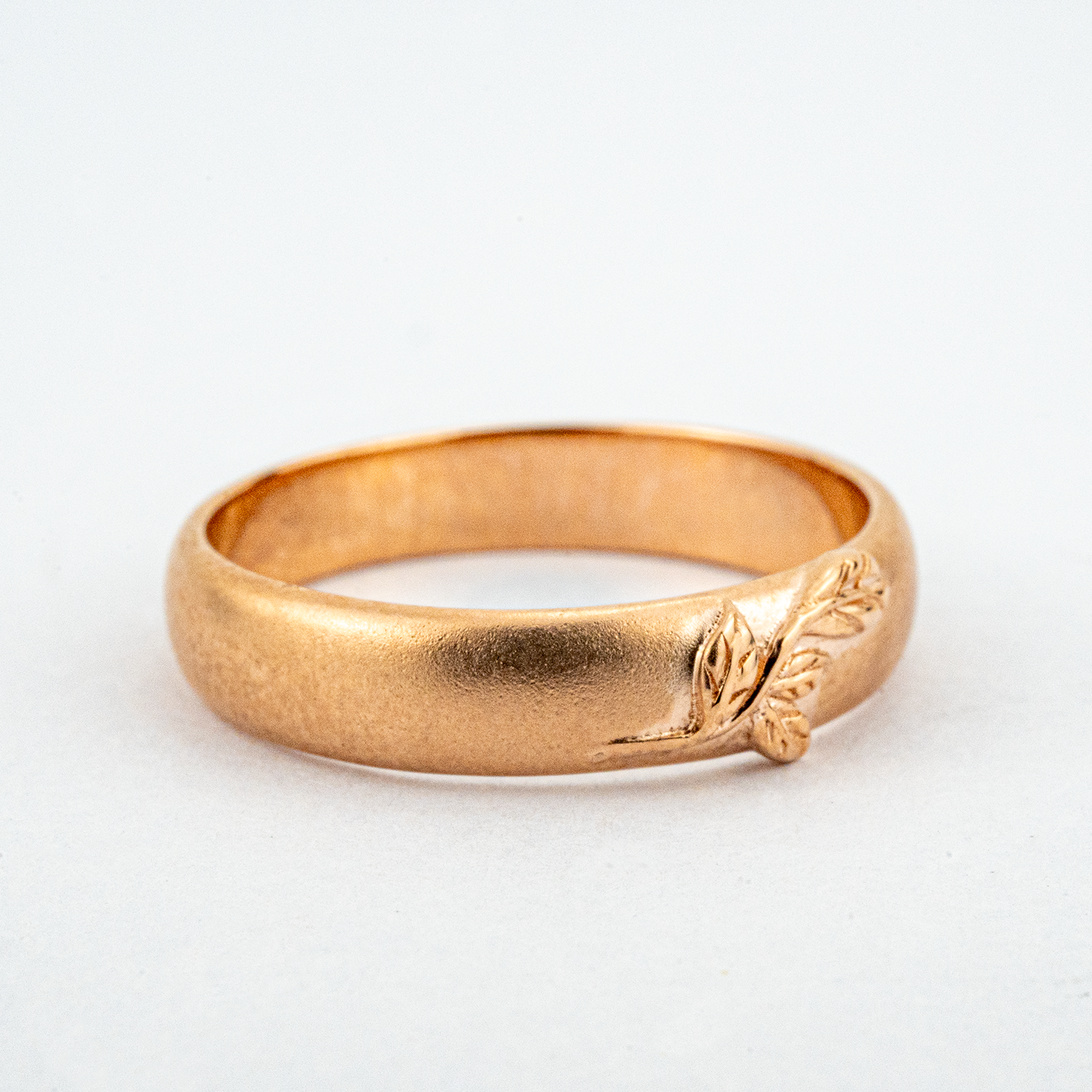 Chic Leaf Ring - Delicate Design, Minimalist Style, Engagement Band