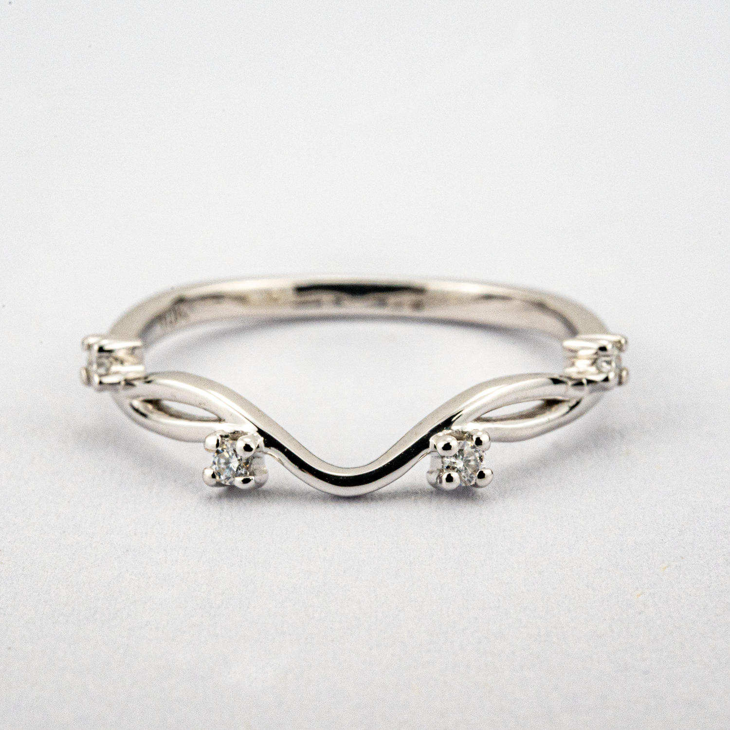 Elegant White Gold Leaf Ring with Nature Inspired Design, perfect for luxury outings.