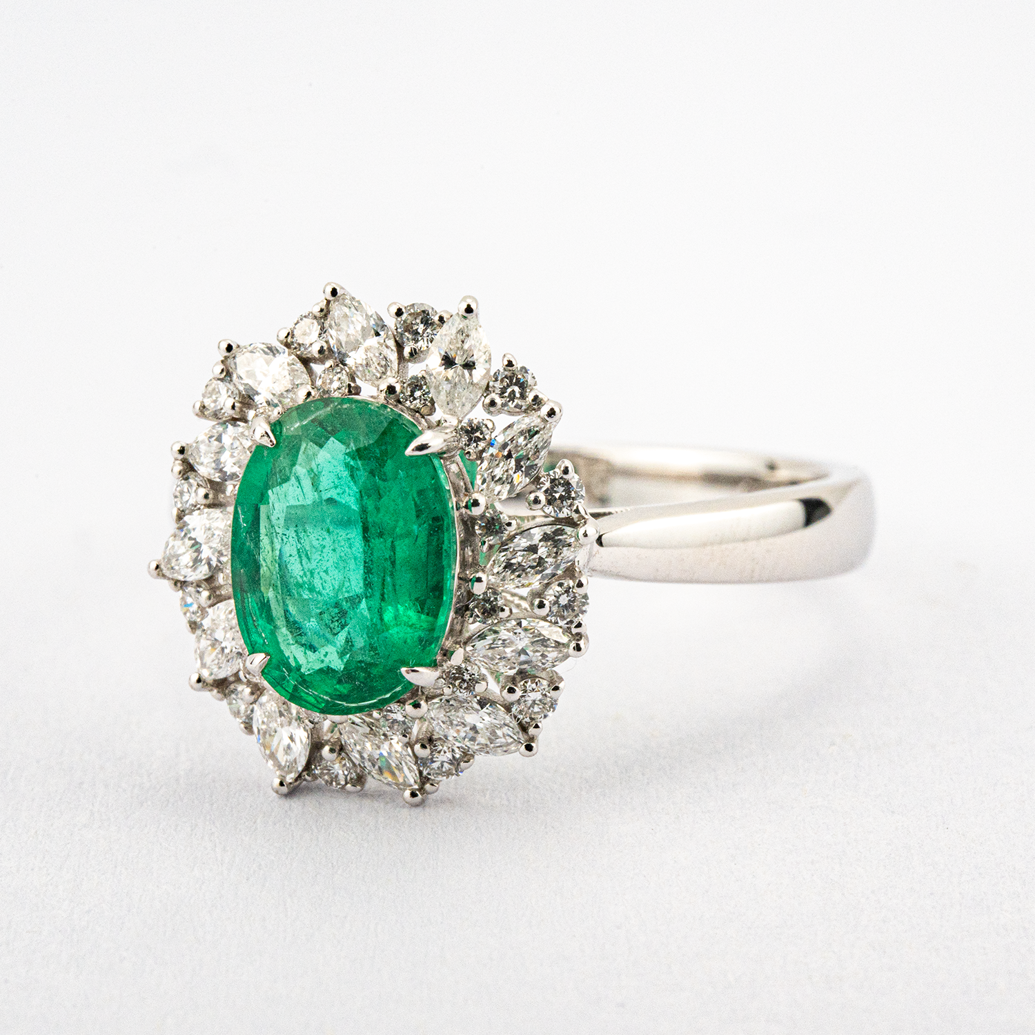 Exquisite Engagement Ring with a touch of Luxury and Elegance