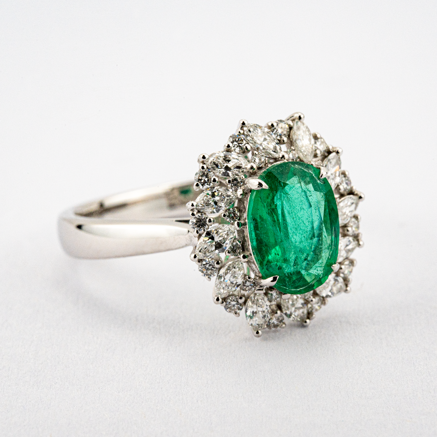 Exquisite Engagement Ring with a touch of Luxury and Elegance