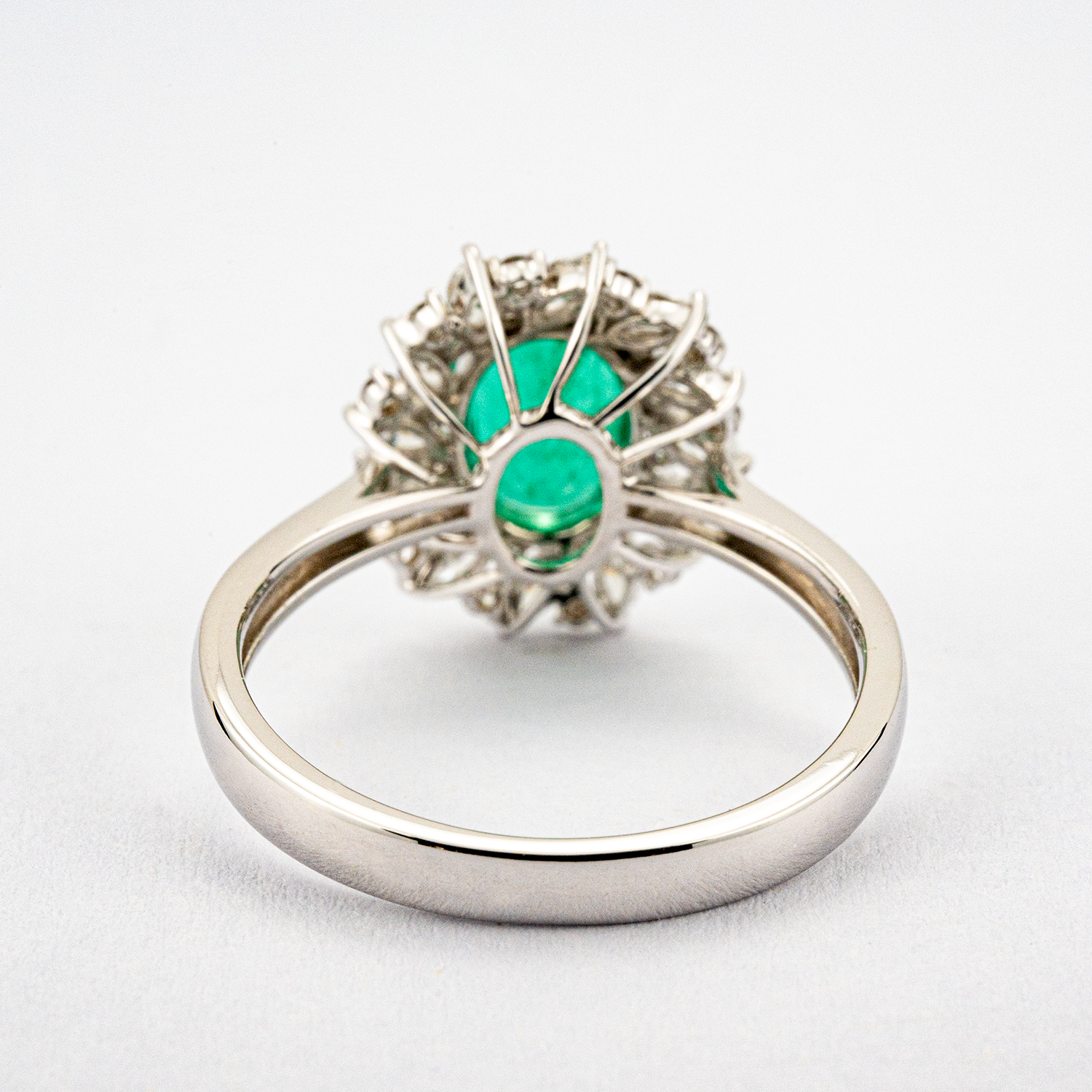 Exquisite Engagement Ring with a touch of Luxury and Elegance