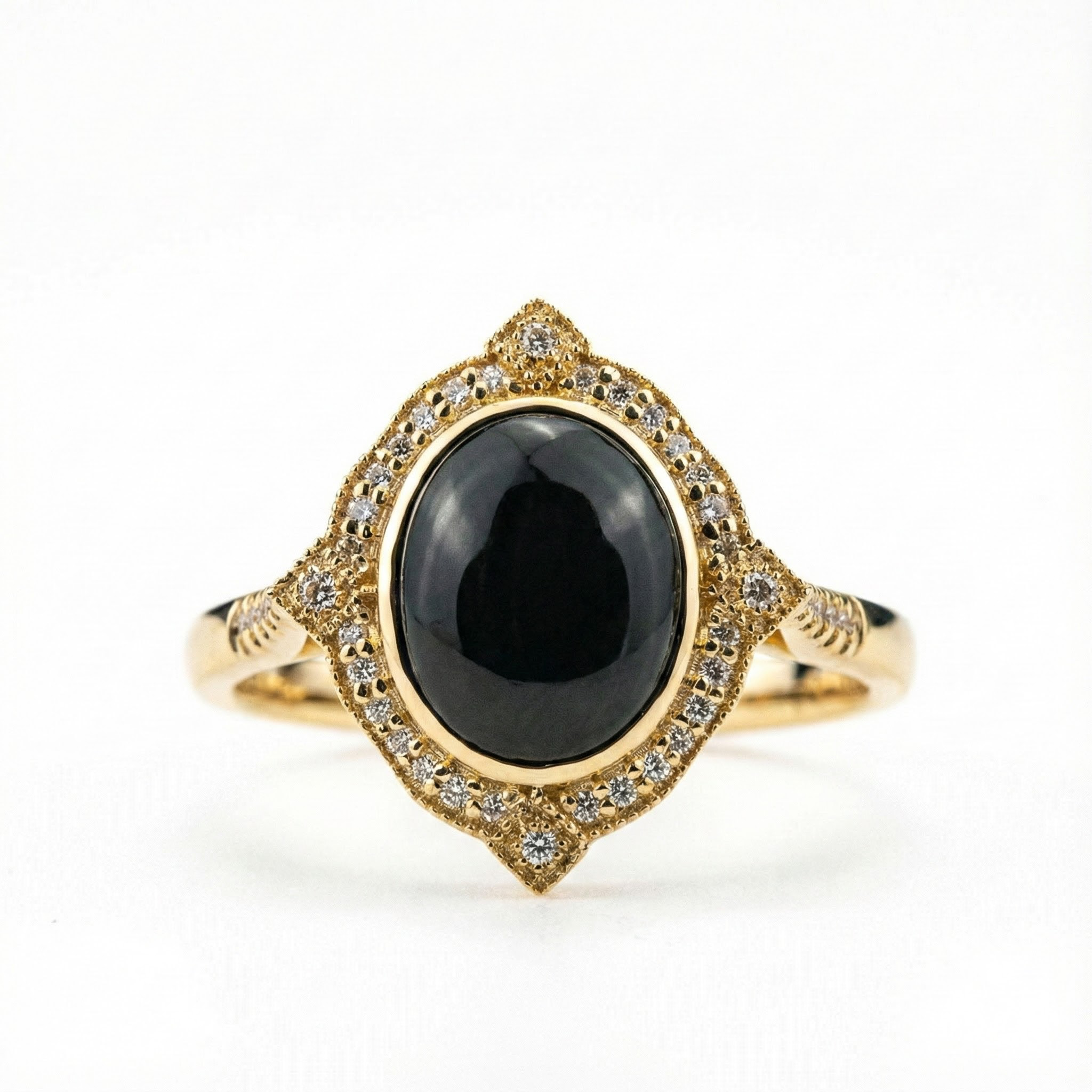 Unique Oval Black Onyx Ring: Stand out with this sophisticated vintage ring adorned with a striking black onyx gemstone.