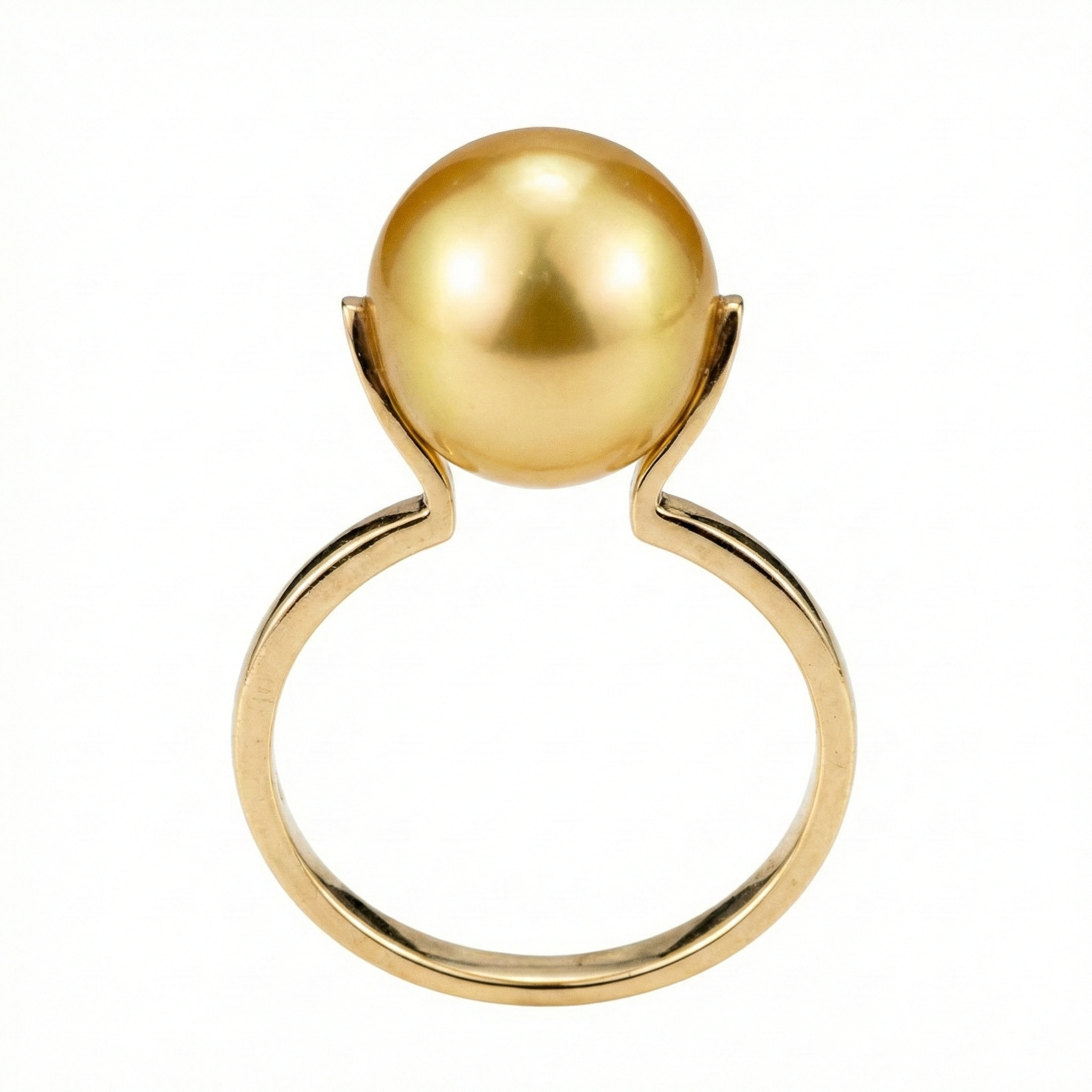 Simple and elegant oval pearl ring.