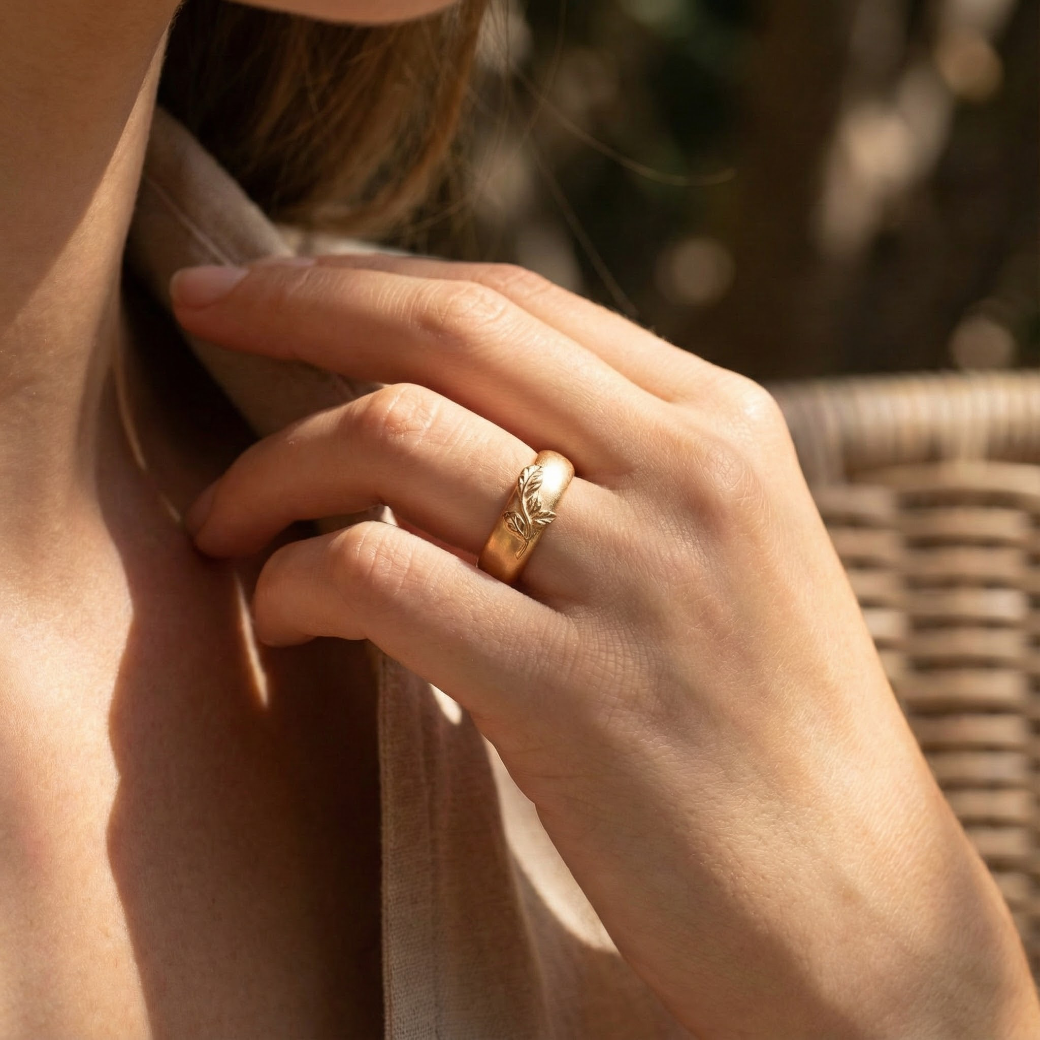 Chic Leaf Ring - Delicate Design, Minimalist Style, Engagement Band