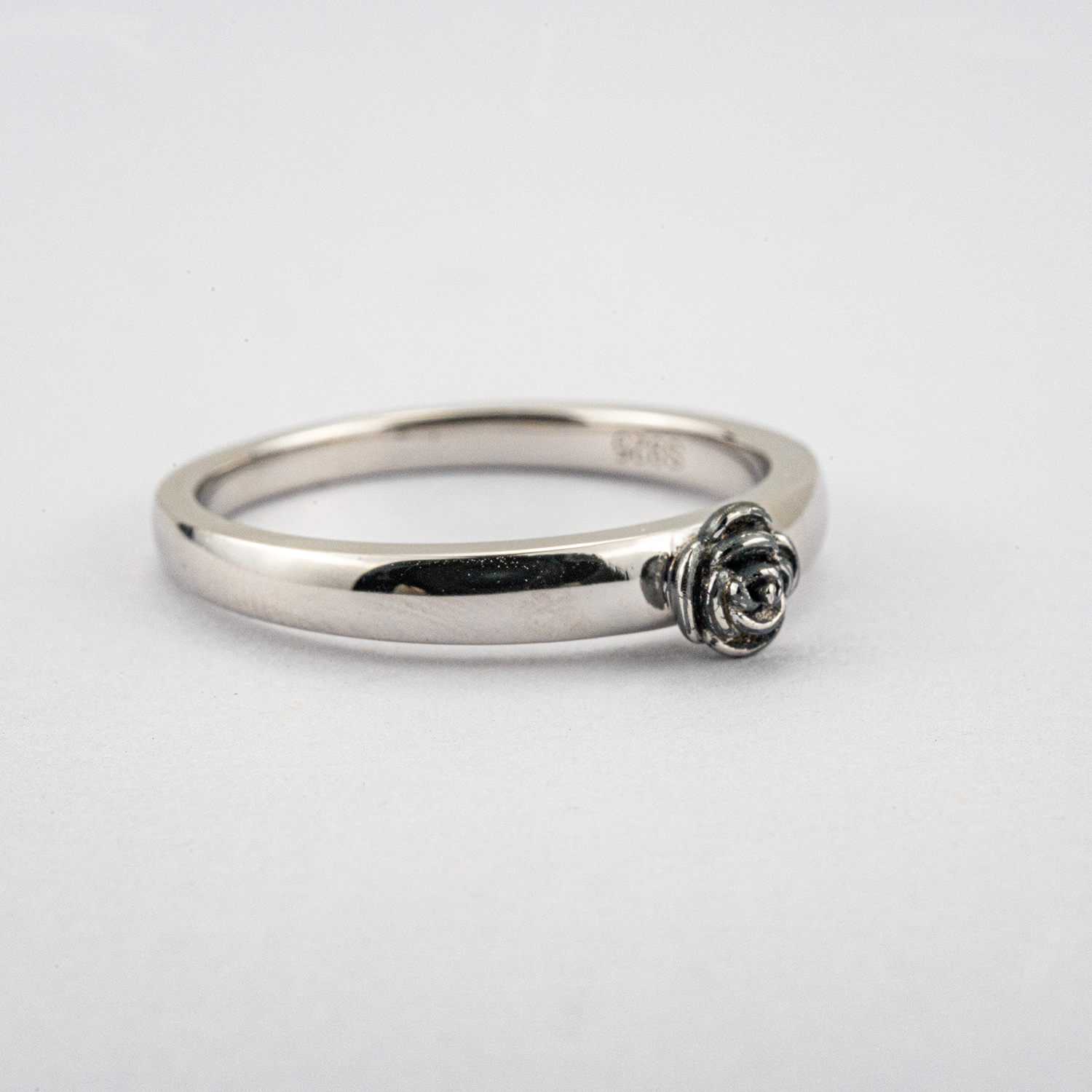 Botanical Elegance - Statement White Gold Black Rose Ring Floarl Ring