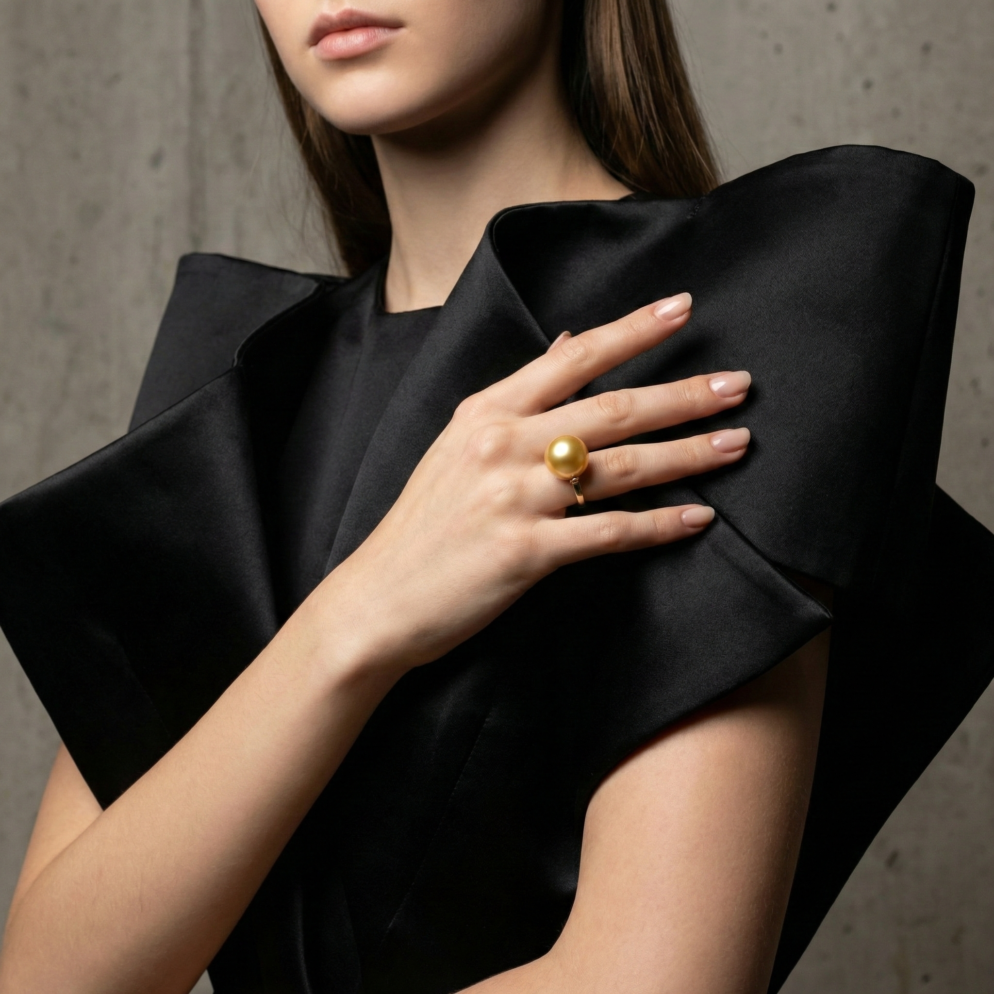 Simple and elegant oval pearl ring.