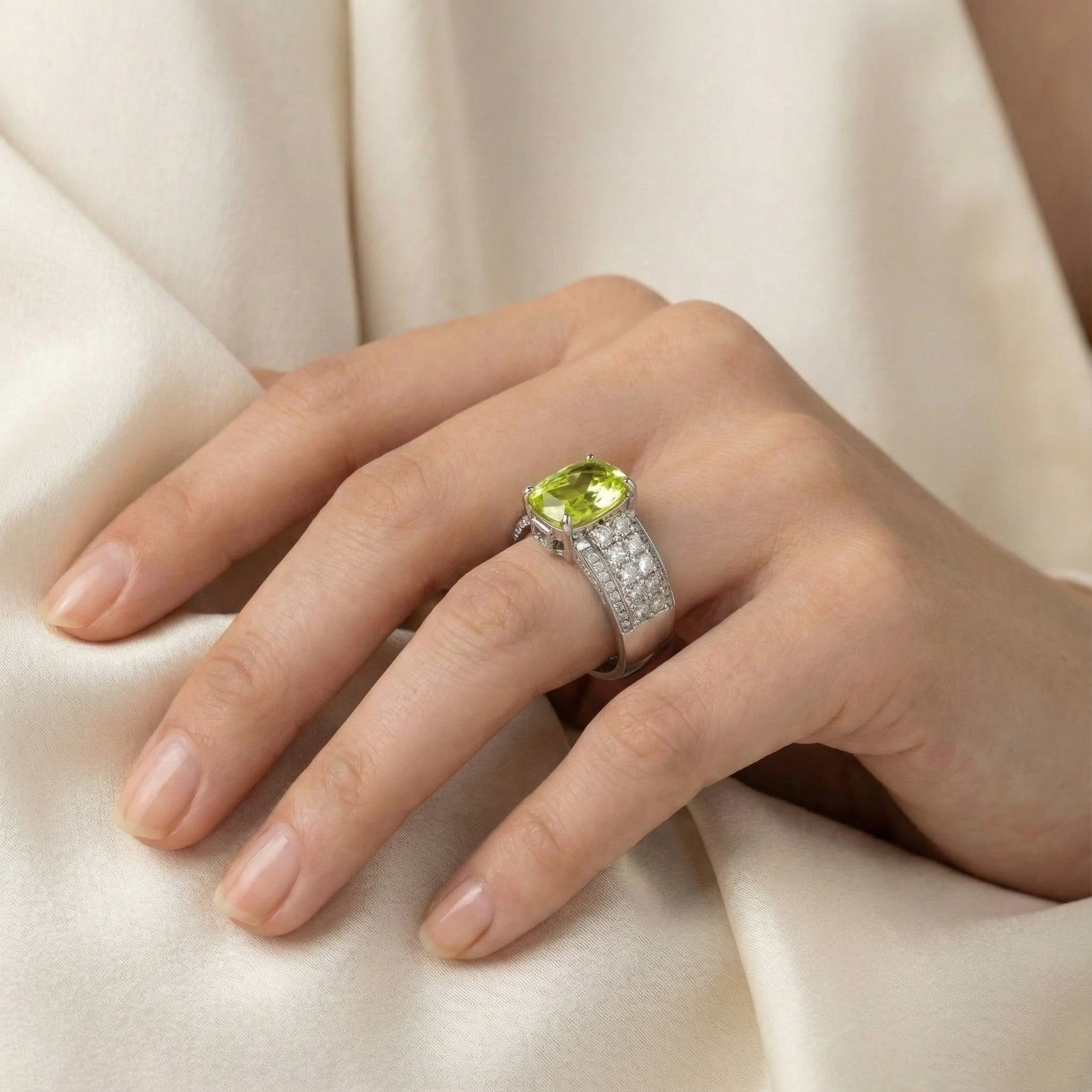 Exquisite Green Zircon Luxury Ring for Engagement