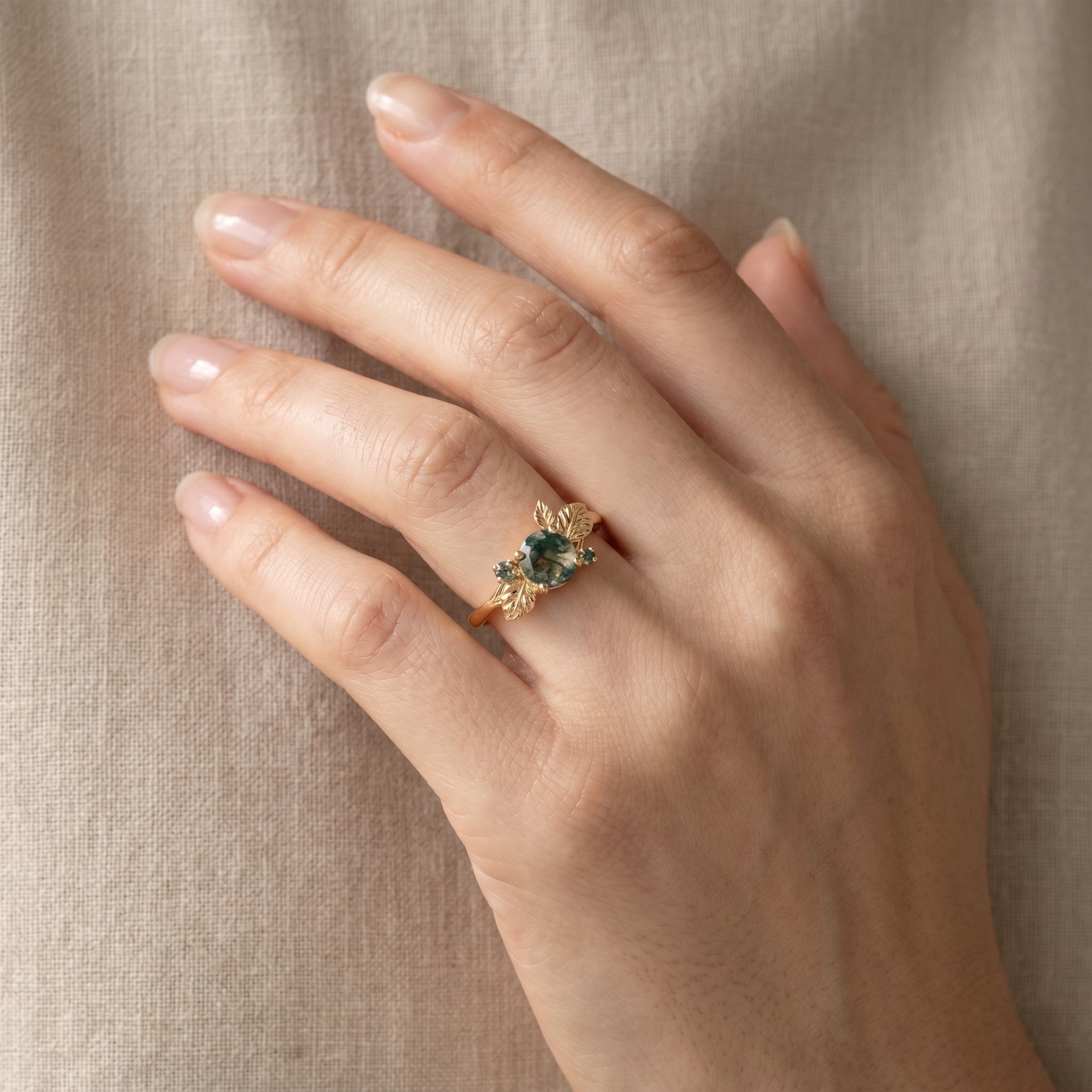 Verdelune - Round Moss Agate Leaf Ring in Gold